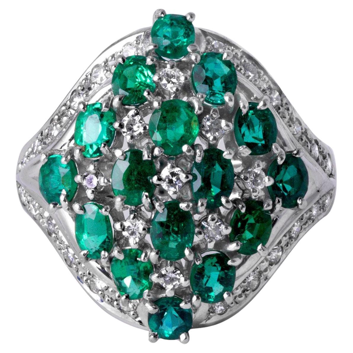 Bague cocktail vintage en platine avec émeraudes et diamants