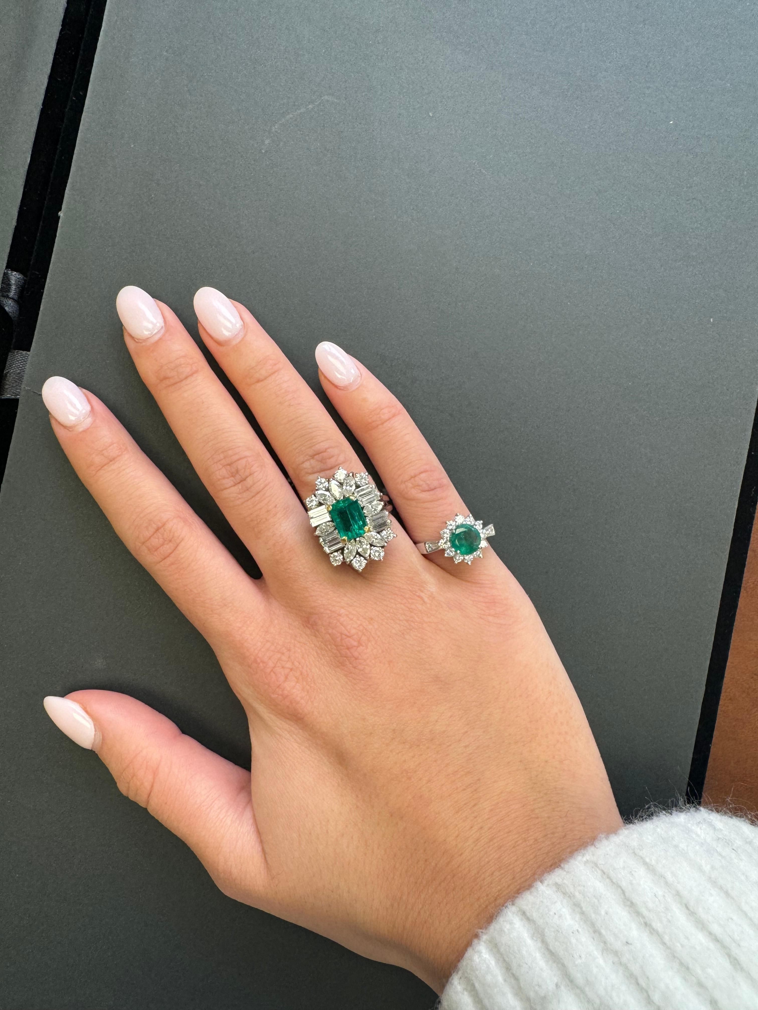 Anello a grappolo di smeraldi e diamanti in platino vintage in vendita 6