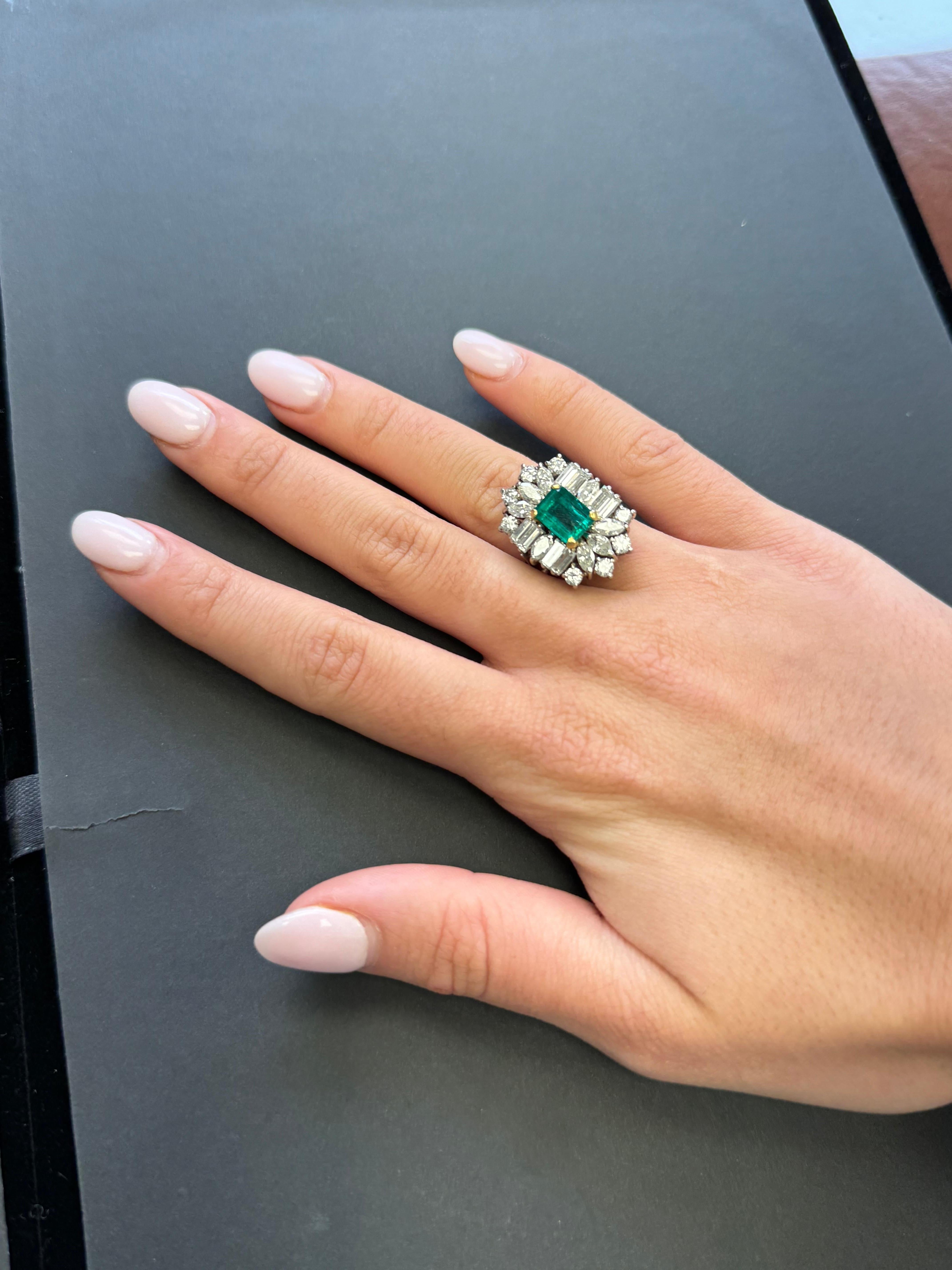 Anello a grappolo di smeraldi e diamanti in platino vintage in vendita 8