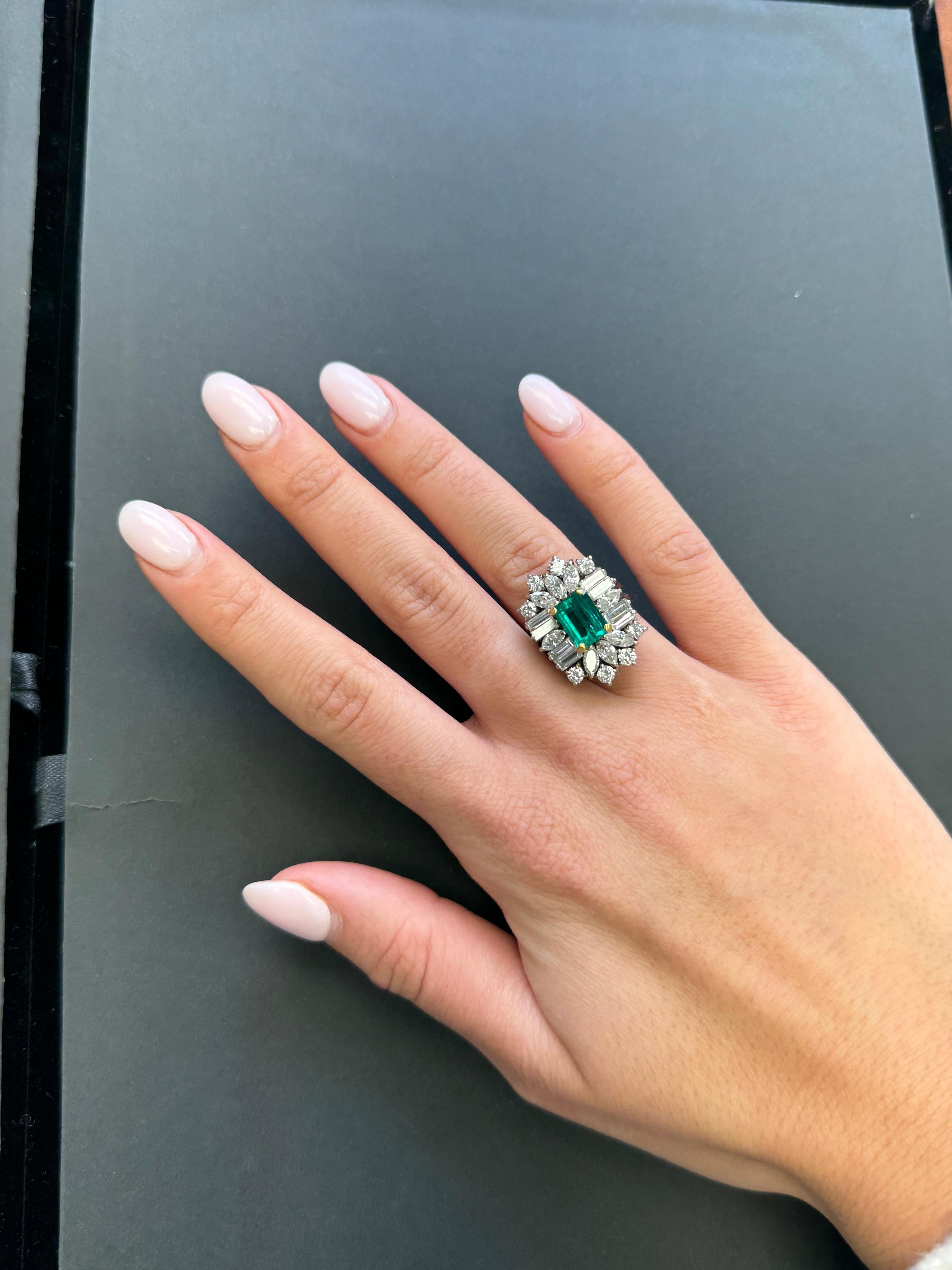 Anello a grappolo di smeraldi e diamanti in platino vintage in vendita 9