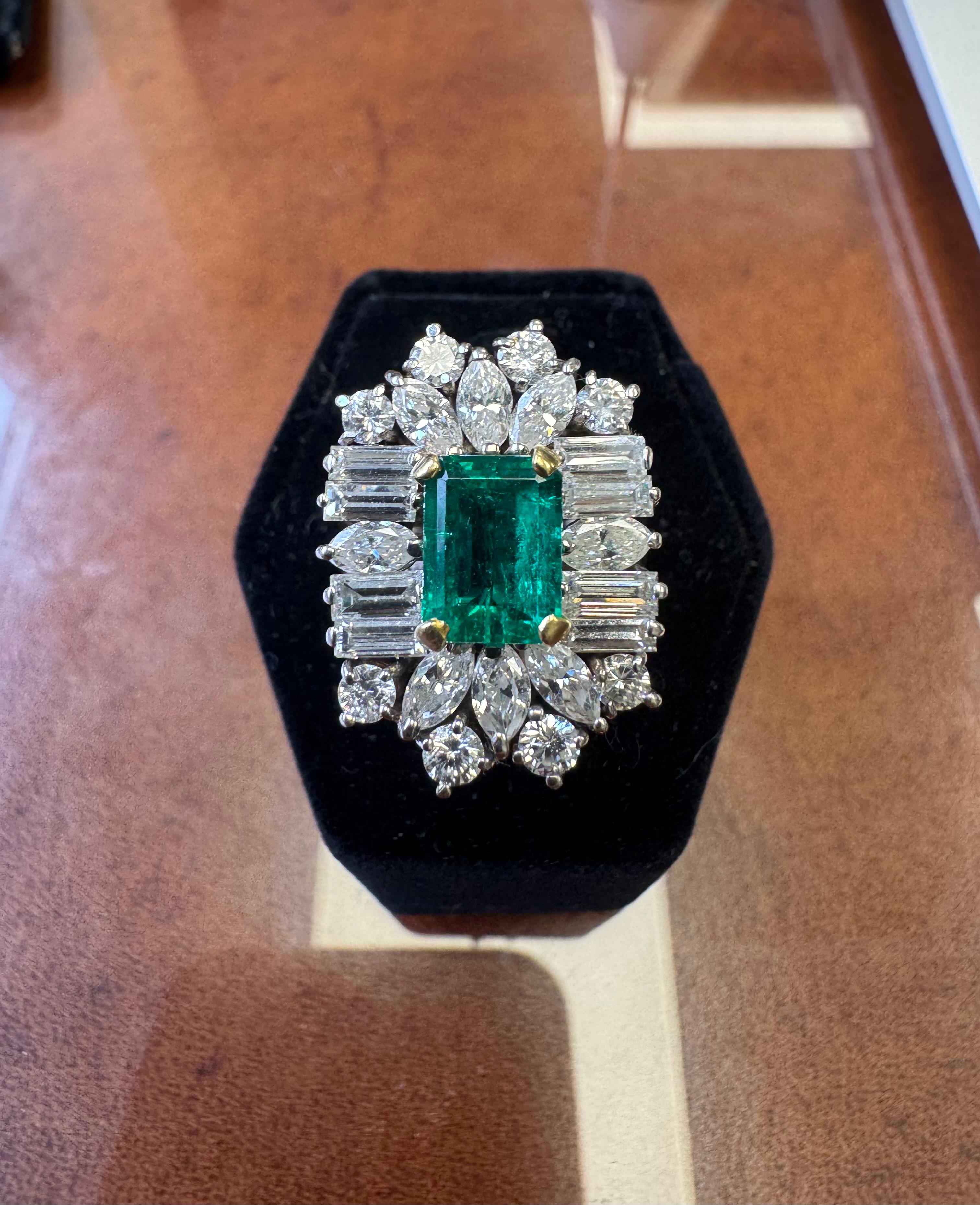 Anillo vintage de platino con racimo de esmeraldas y diamantes Corte esmeralda en venta