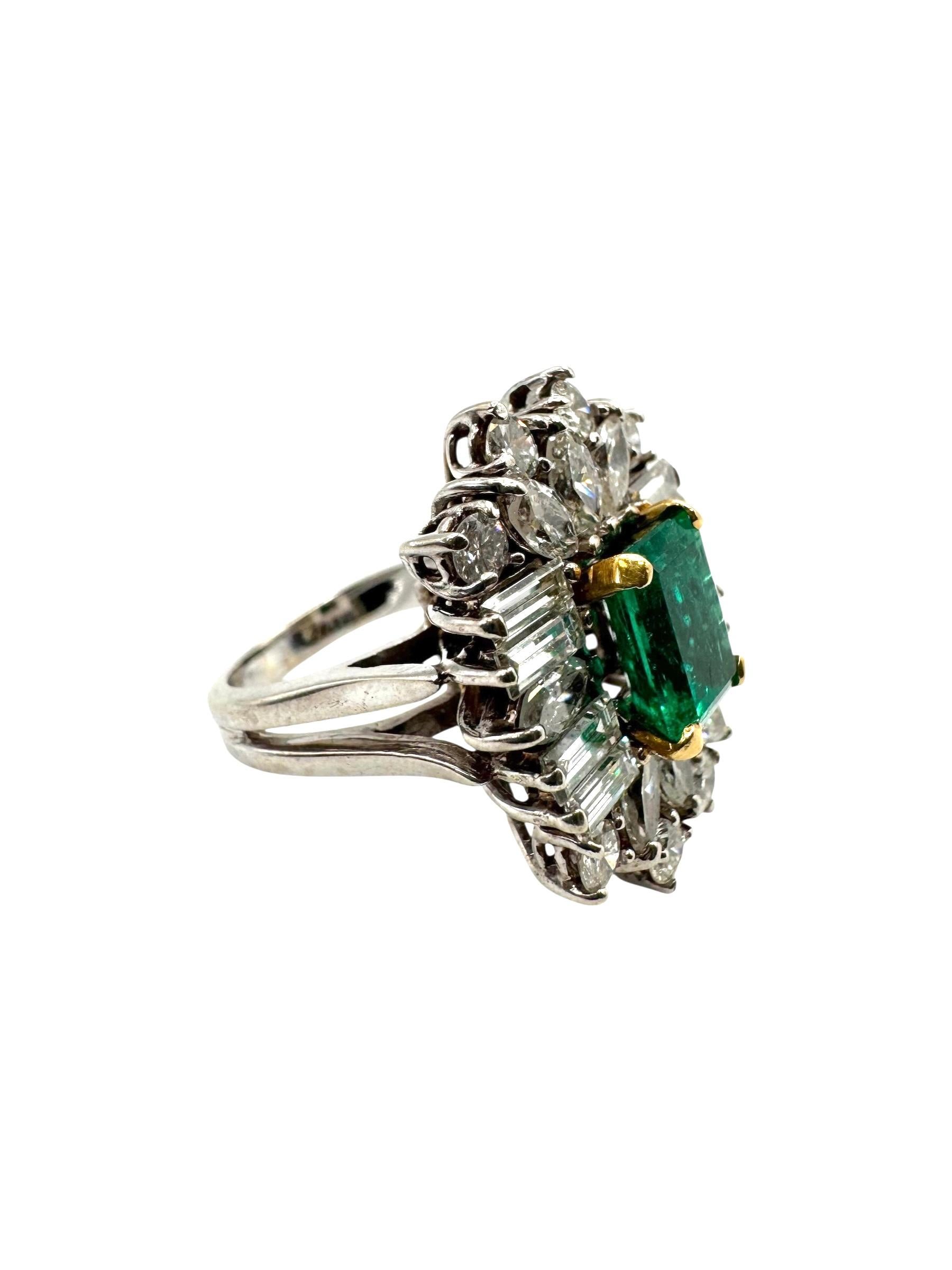 Anillo vintage de platino con racimo de esmeraldas y diamantes en Excelente estado para la venta en Great Neck Plaza, NY