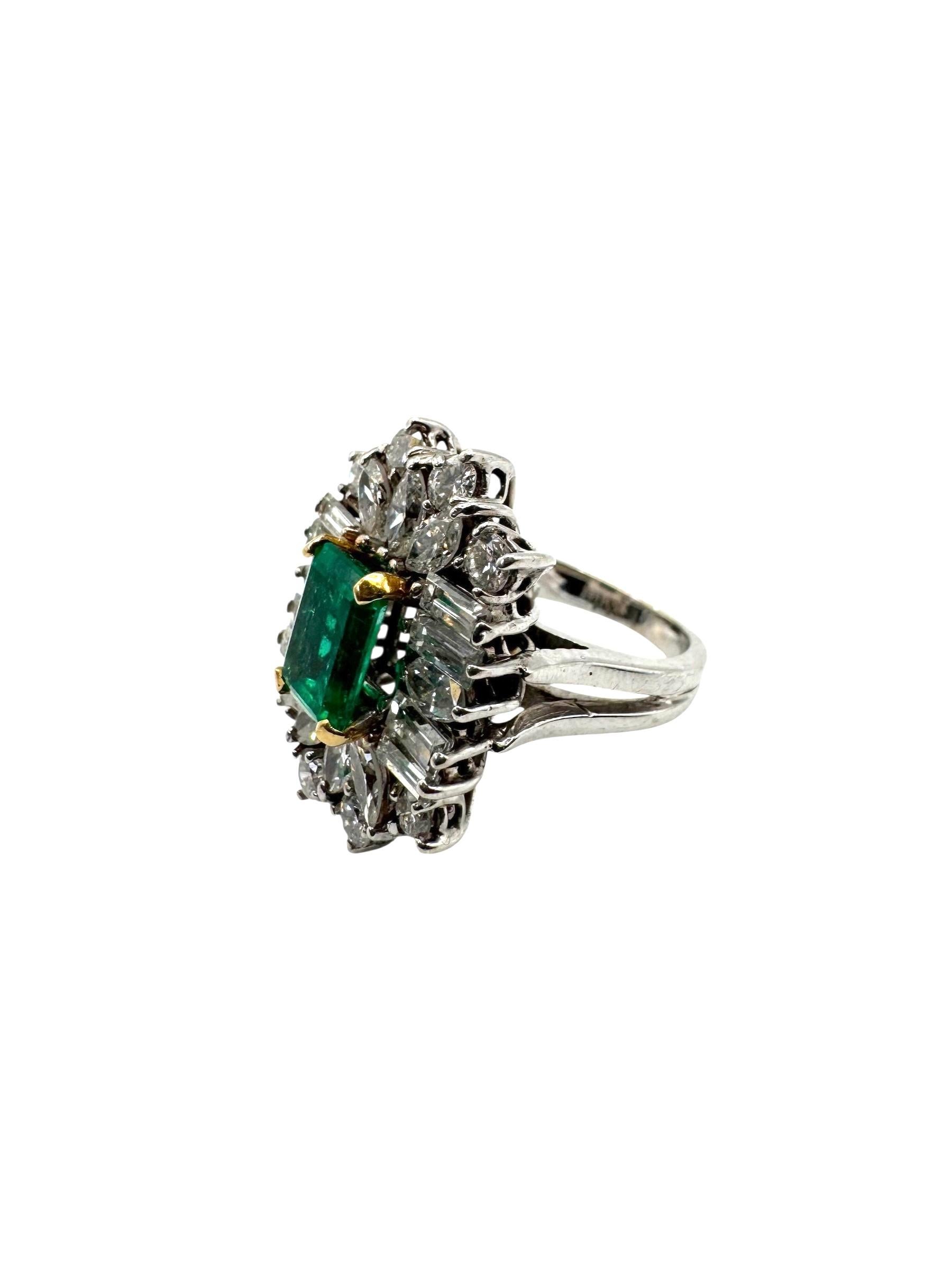 Femenino o masculino Anillo vintage de platino con racimo de esmeraldas y diamantes en venta