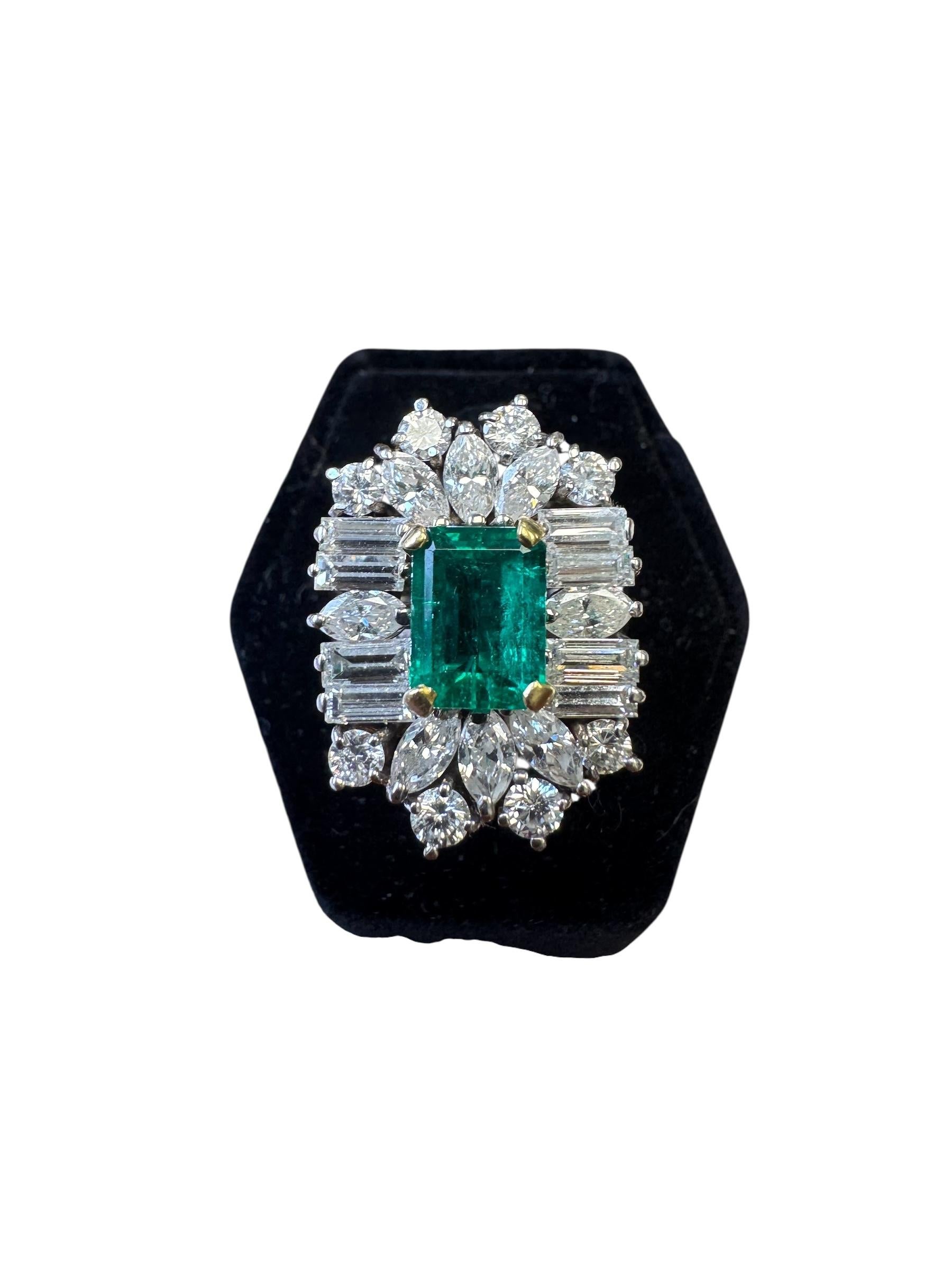 Anillo vintage de platino con racimo de esmeraldas y diamantes en venta 1