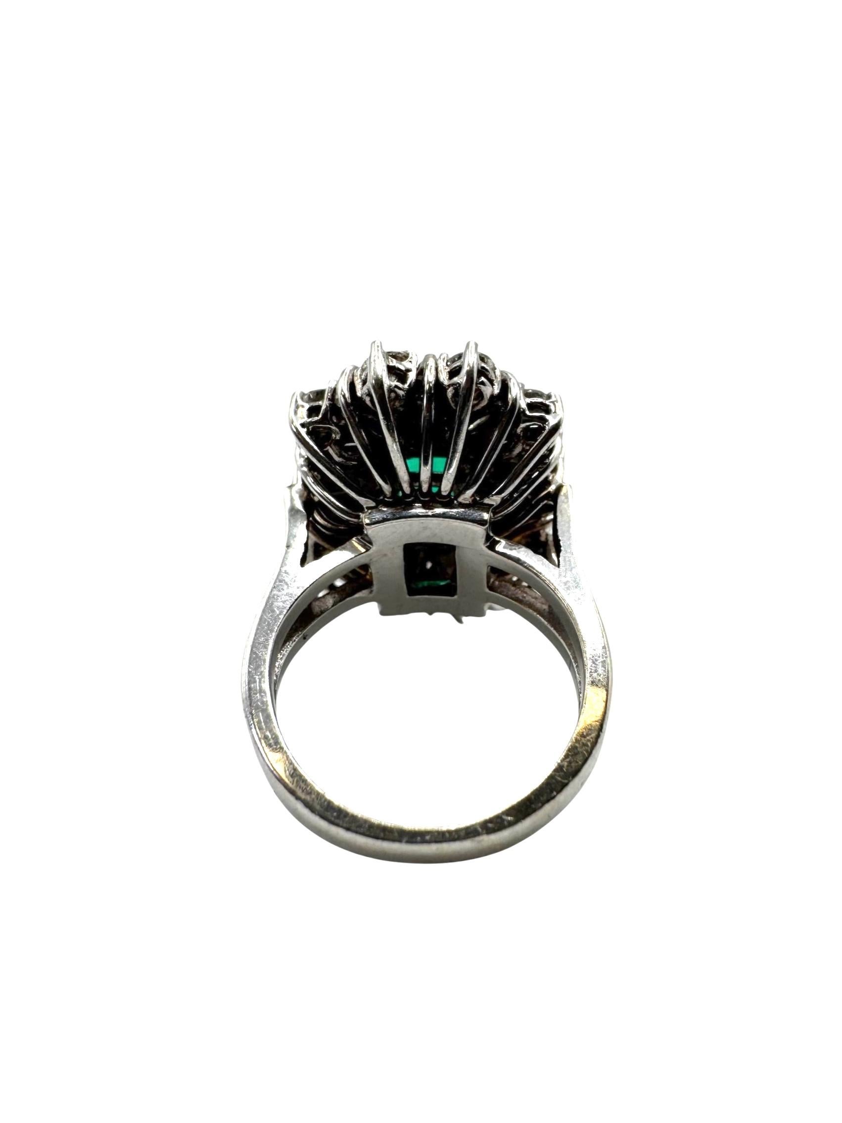 Anillo vintage de platino con racimo de esmeraldas y diamantes en venta 3