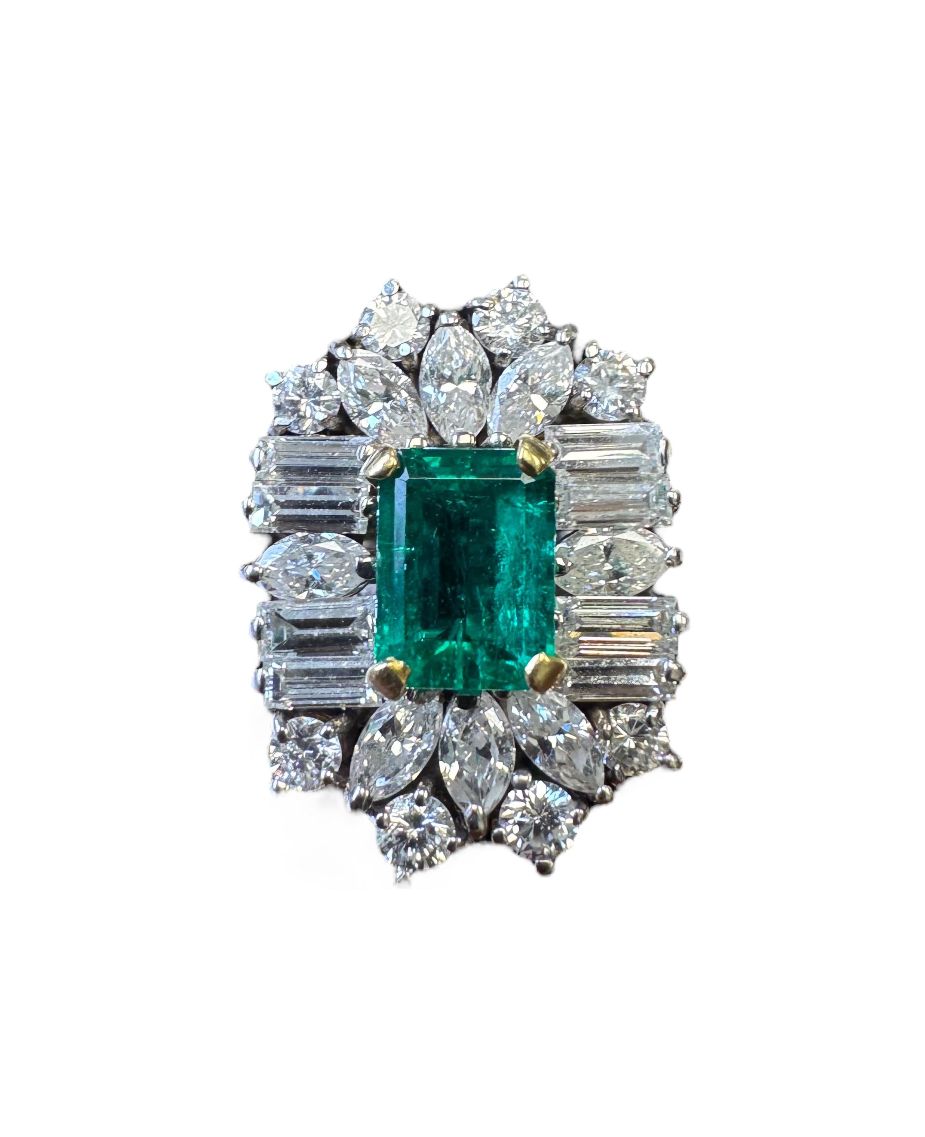 Anillo vintage de platino con racimo de esmeraldas y diamantes en venta 4