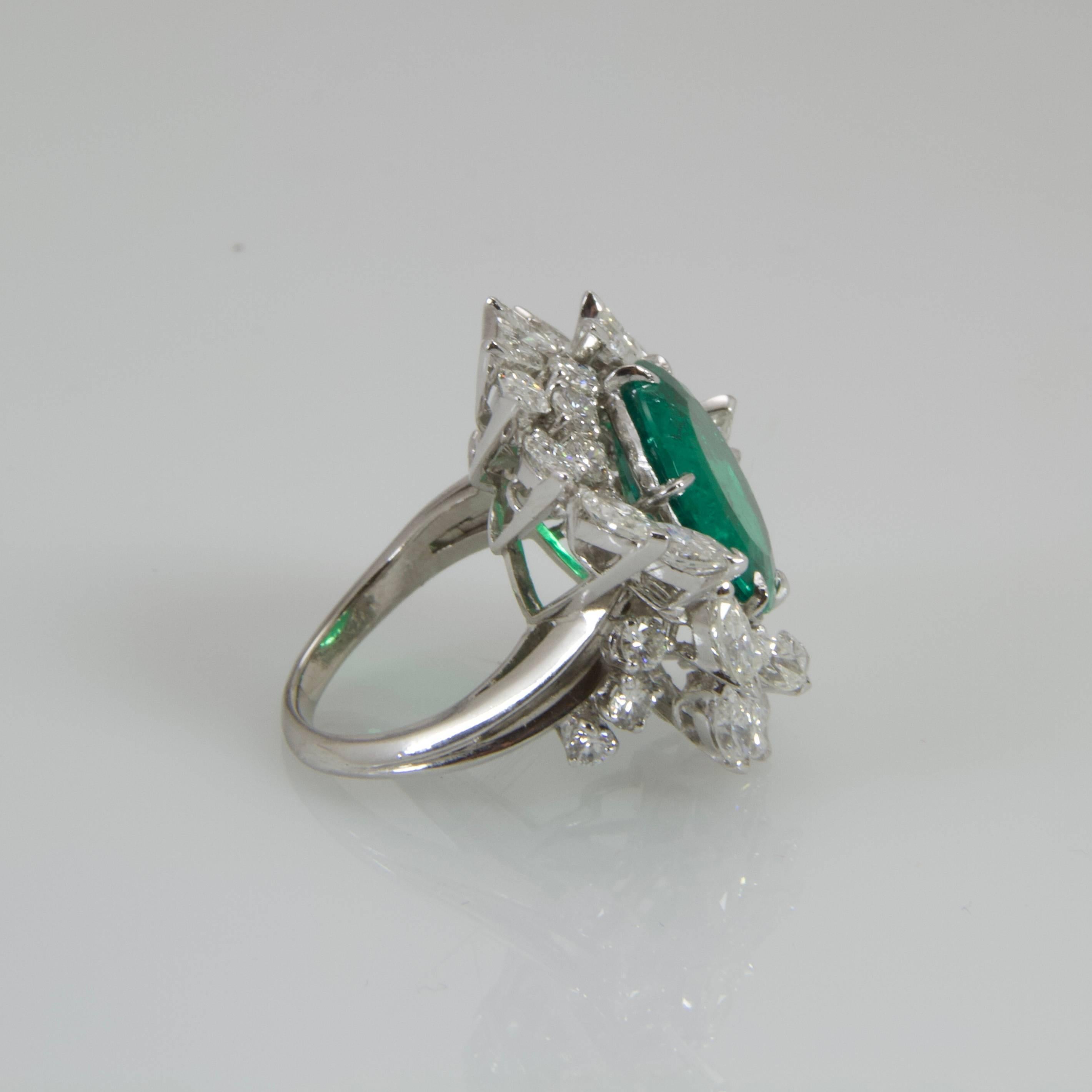 Very brilliant platinum cocktail ring set with 7.23 cts round shape Colombian emerald and ahanced by two lines of twisted marquise diamonds of very good quality. 
Certificat from GEM Paris saying Colombie Minor. Very green on daylight and very