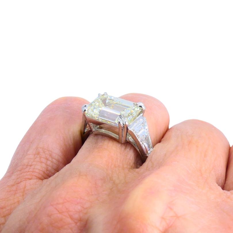 Vintage Platinum Engagement Ring Emerald Cut Diamond 6.28cts Estate Jewelry Bon état - En vente à Beverly Hills, CA