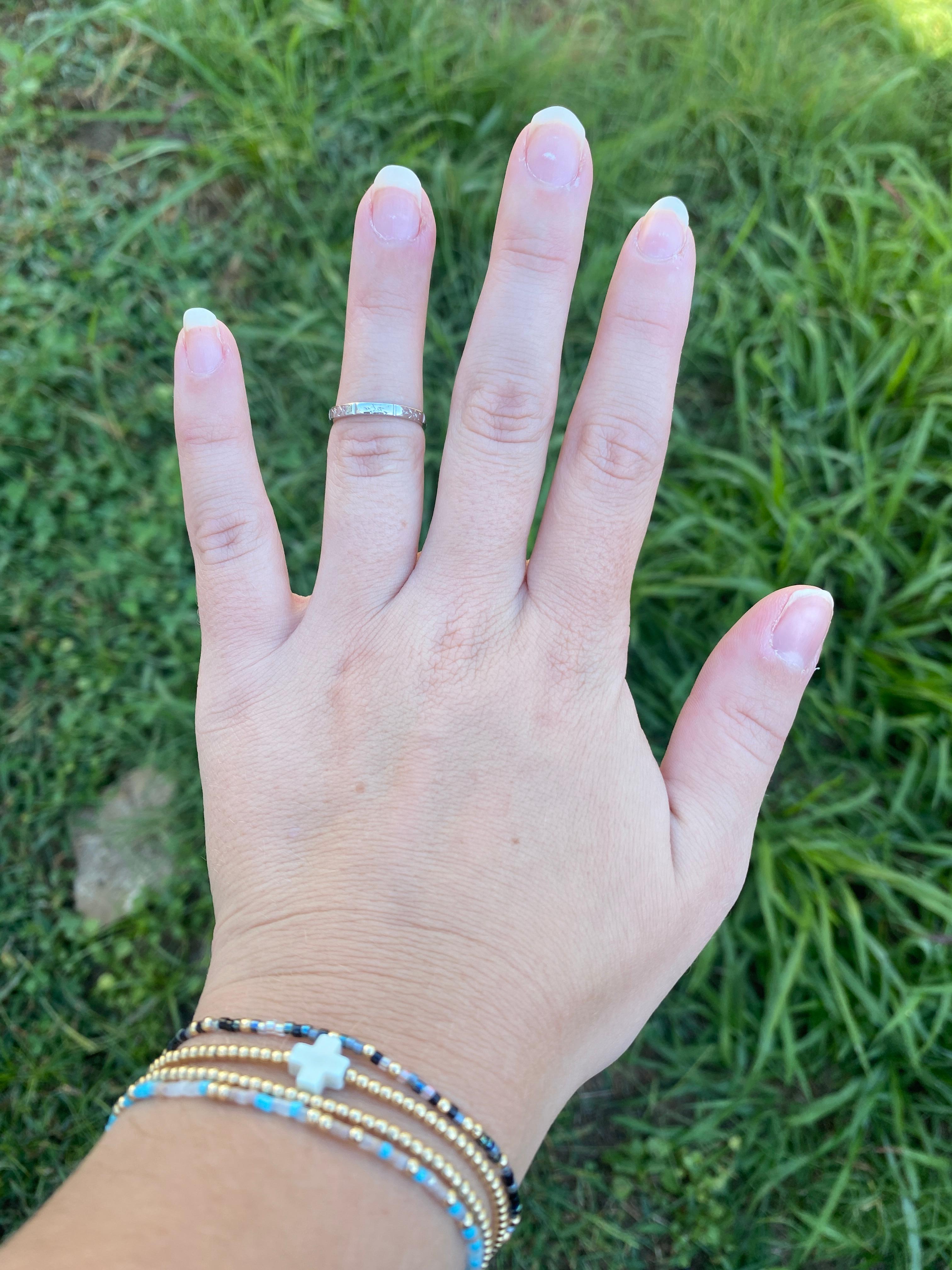 Anello vintage in platino con incisione, misura 4,75, impilabile in vendita 2