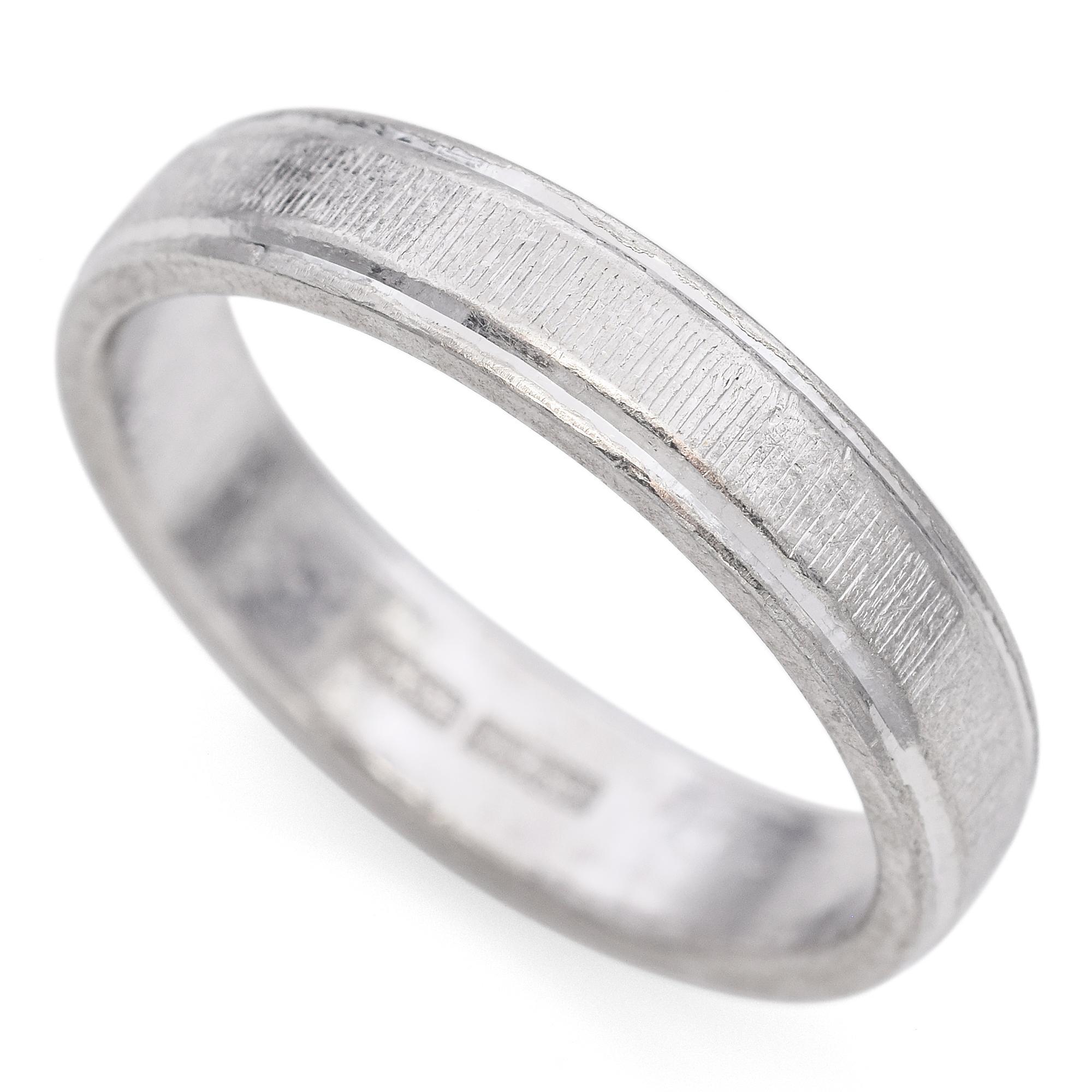 Vintage Platinum Etched Wedding Band In Good Condition For Sale In New York, NY