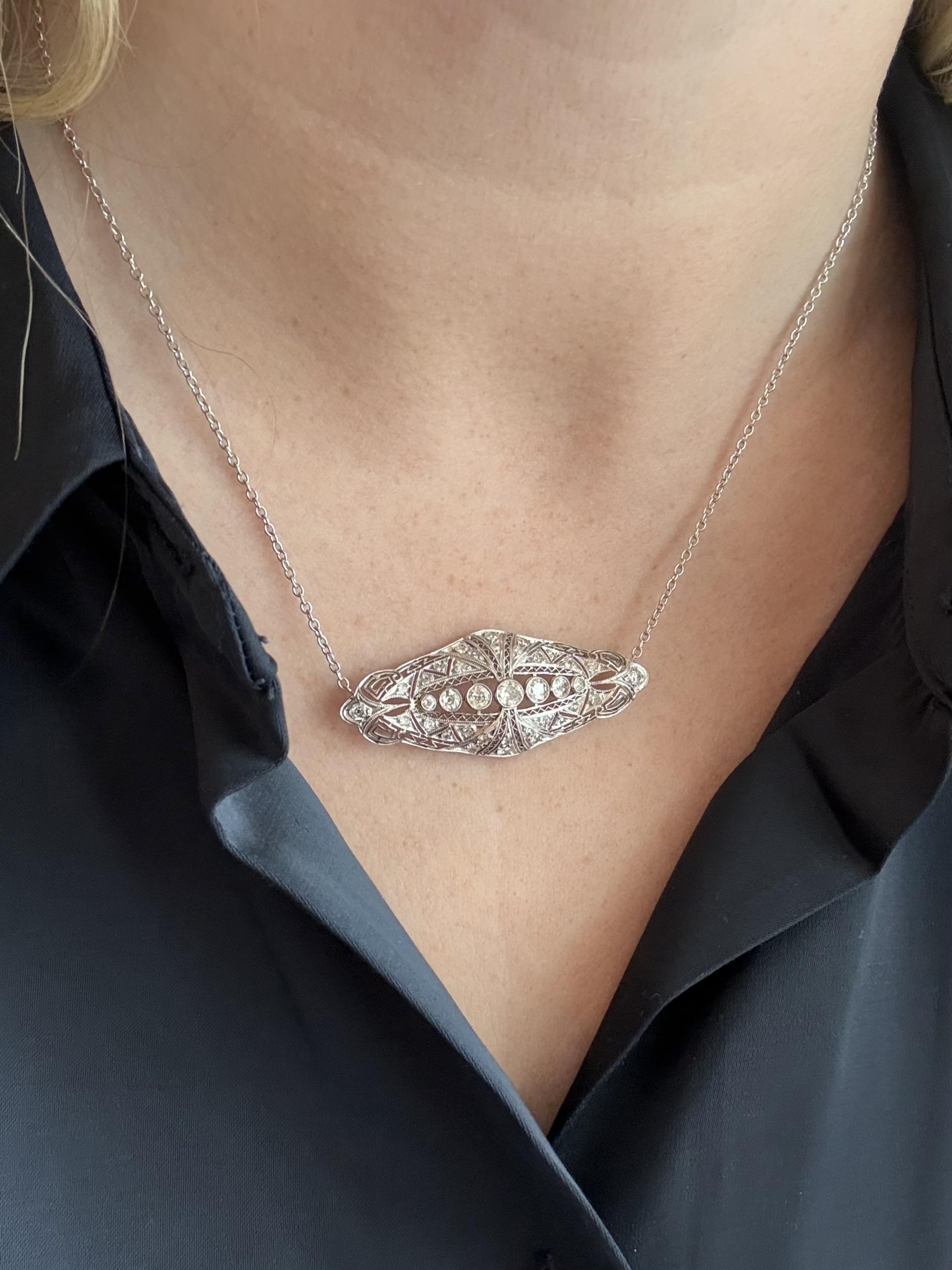 Ci piace sempre molto creare collane come questa!

Dettagli della collana
Materiale: Spilla in platino; catena in oro bianco 14K
Epoca: Art Deco 1920 - 1940
Peso: 7,6 grammi
Lunghezza del ciondolo: 1 3/4 di pollice
Larghezza del ciondolo: 3/4 di