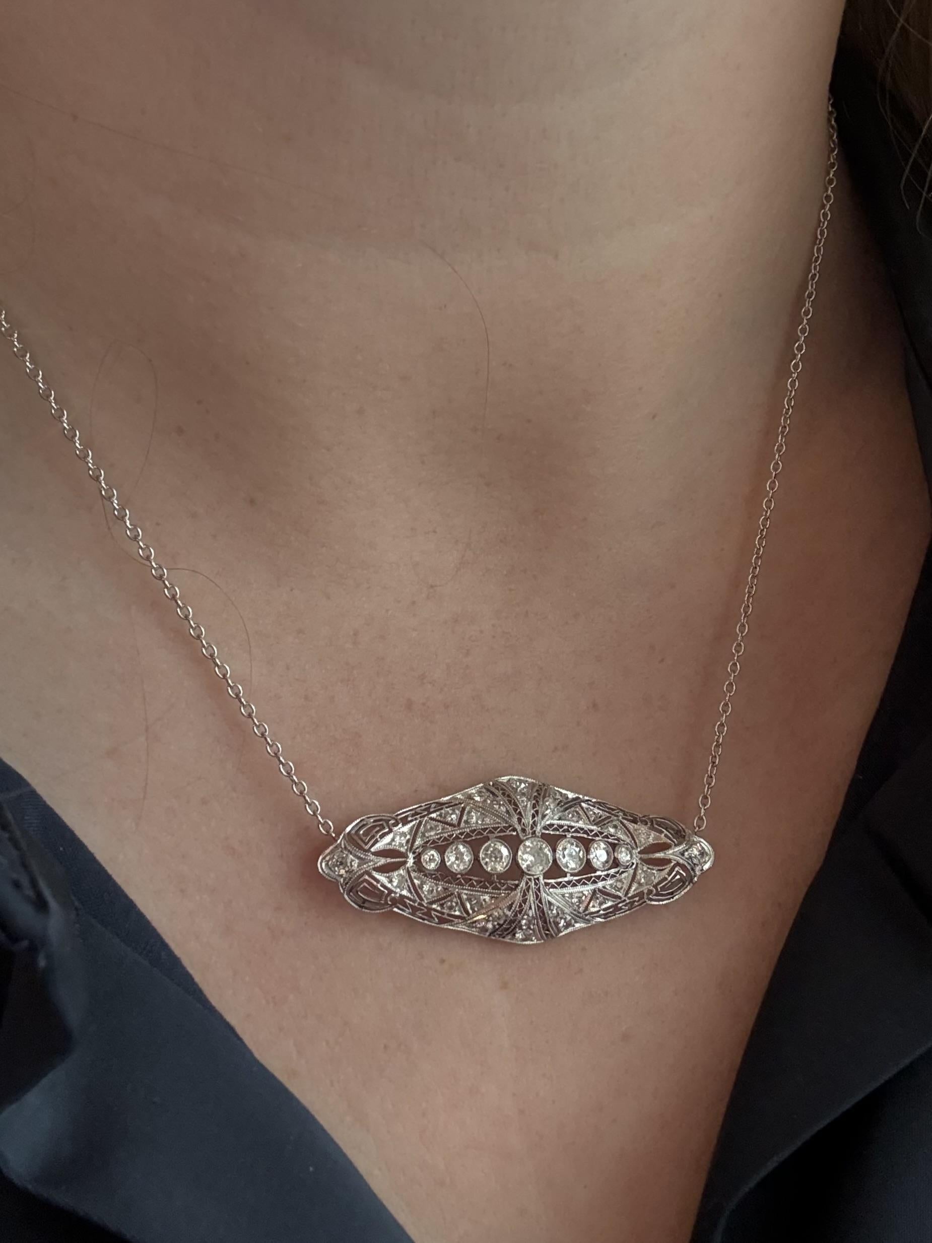 Art Déco Collana vintage in platino con filigrana e diamanti da 1,5 carati per la conversione della spilla in vendita