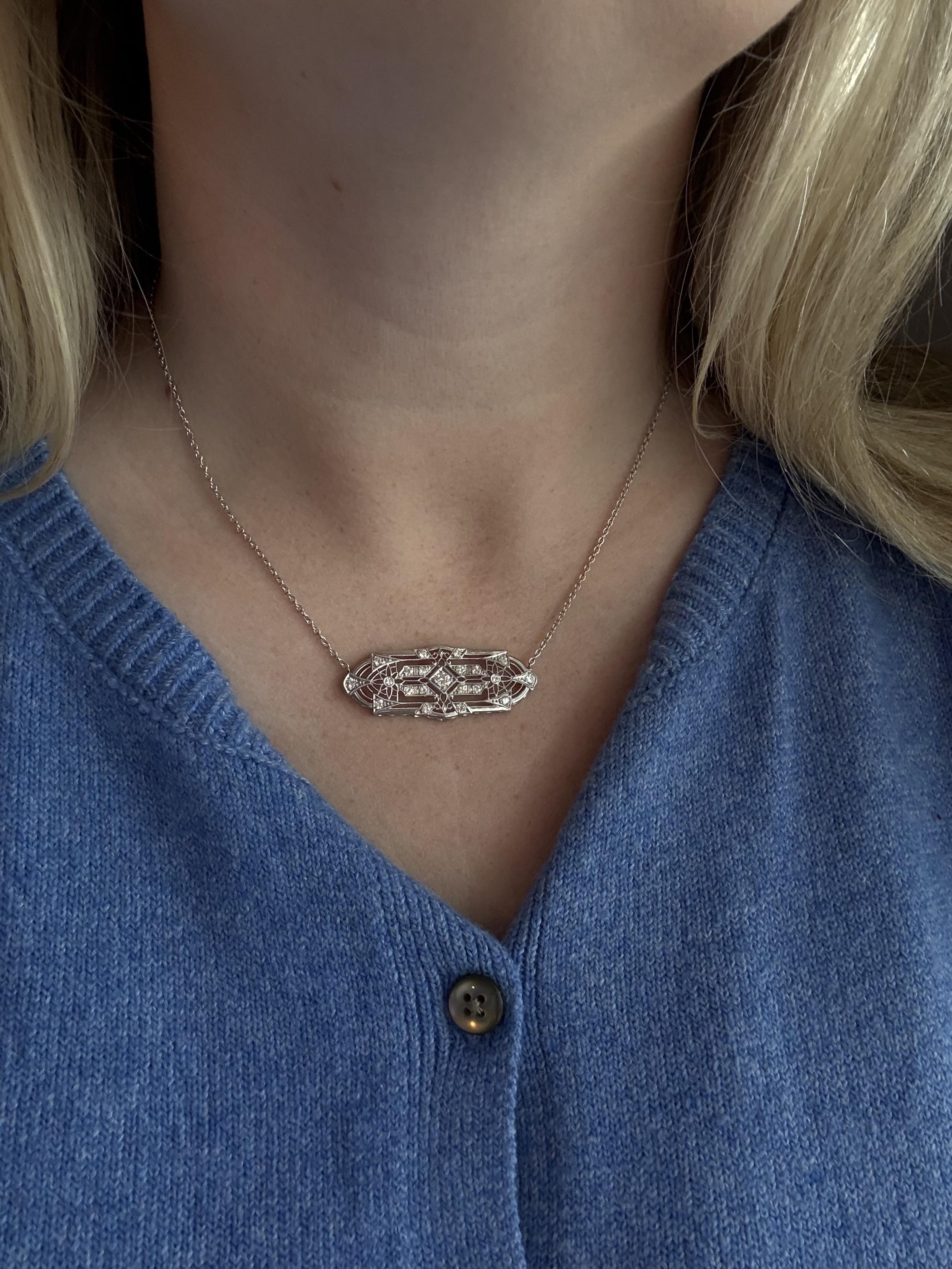 Ci piace sempre molto convertire questi prodotti e dar loro una nuova vita!!!

Dettagli della collana
Materiale: Spilla in platino; catena in oro bianco 14K
Lunghezza della spilla: 1 3/4 di pollice
Larghezza della spilla: 5/8 di pollice
Lunghezza