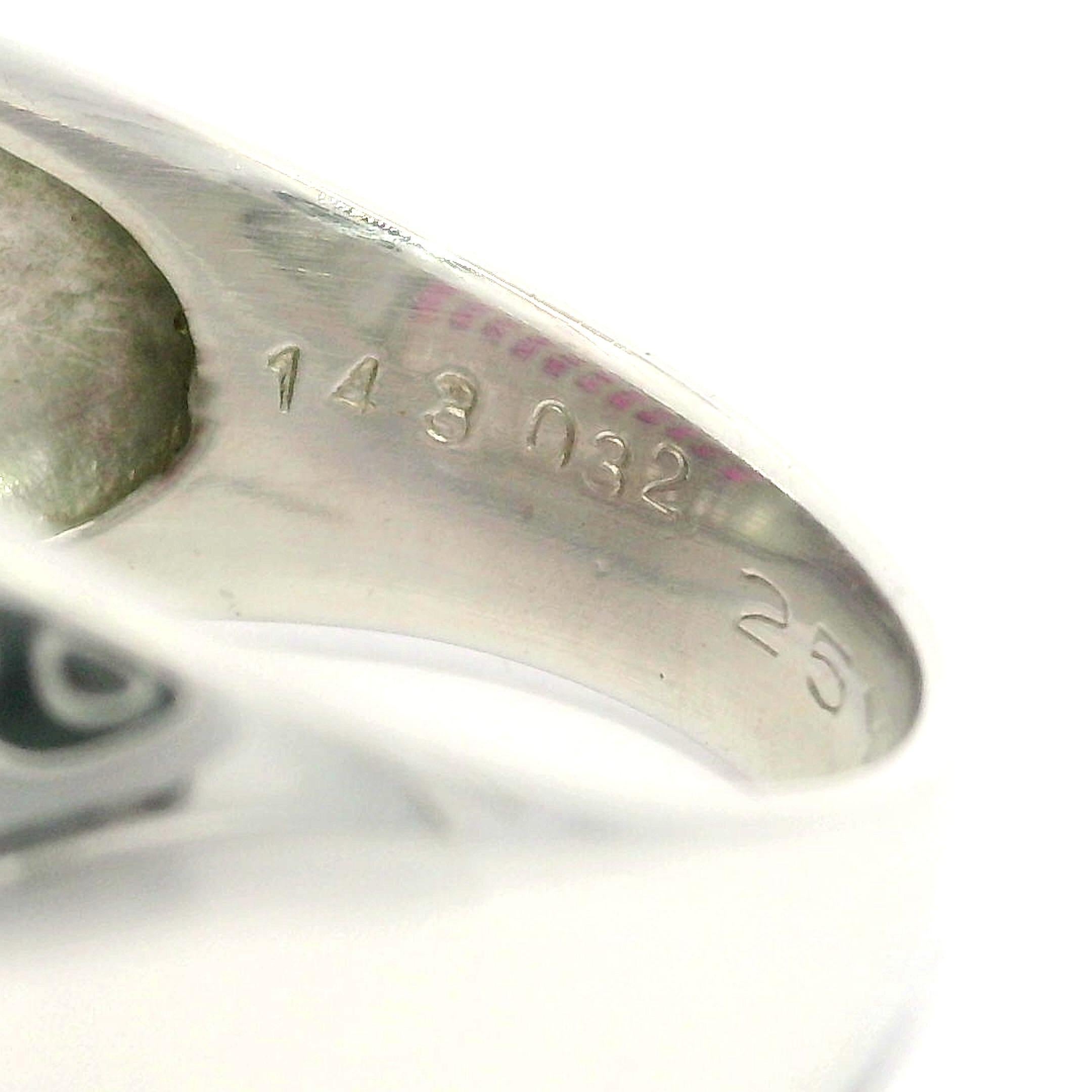 Anello a fascia larga in platino vintage con cinque file di rubini e diamanti taglio calibro In condizioni ottime in vendita a Montclair, NJ