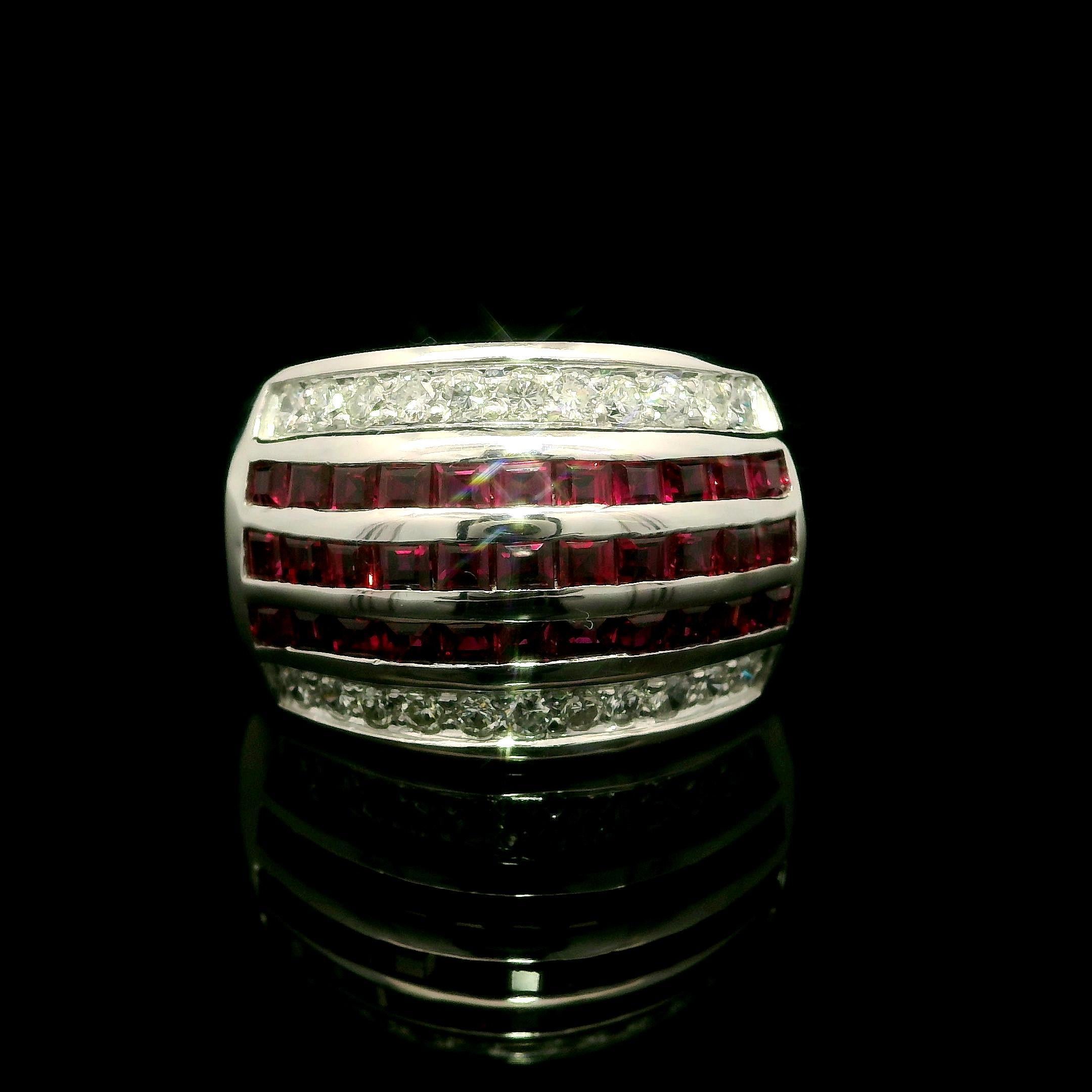 Anello a fascia larga in platino vintage con cinque file di rubini e diamanti taglio calibro in vendita 1