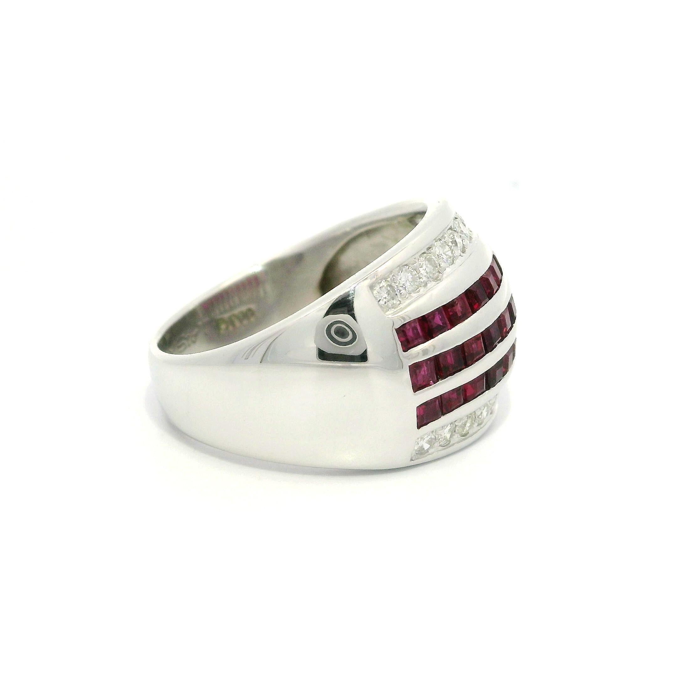 Anello a fascia larga in platino vintage con cinque file di rubini e diamanti taglio calibro in vendita 3