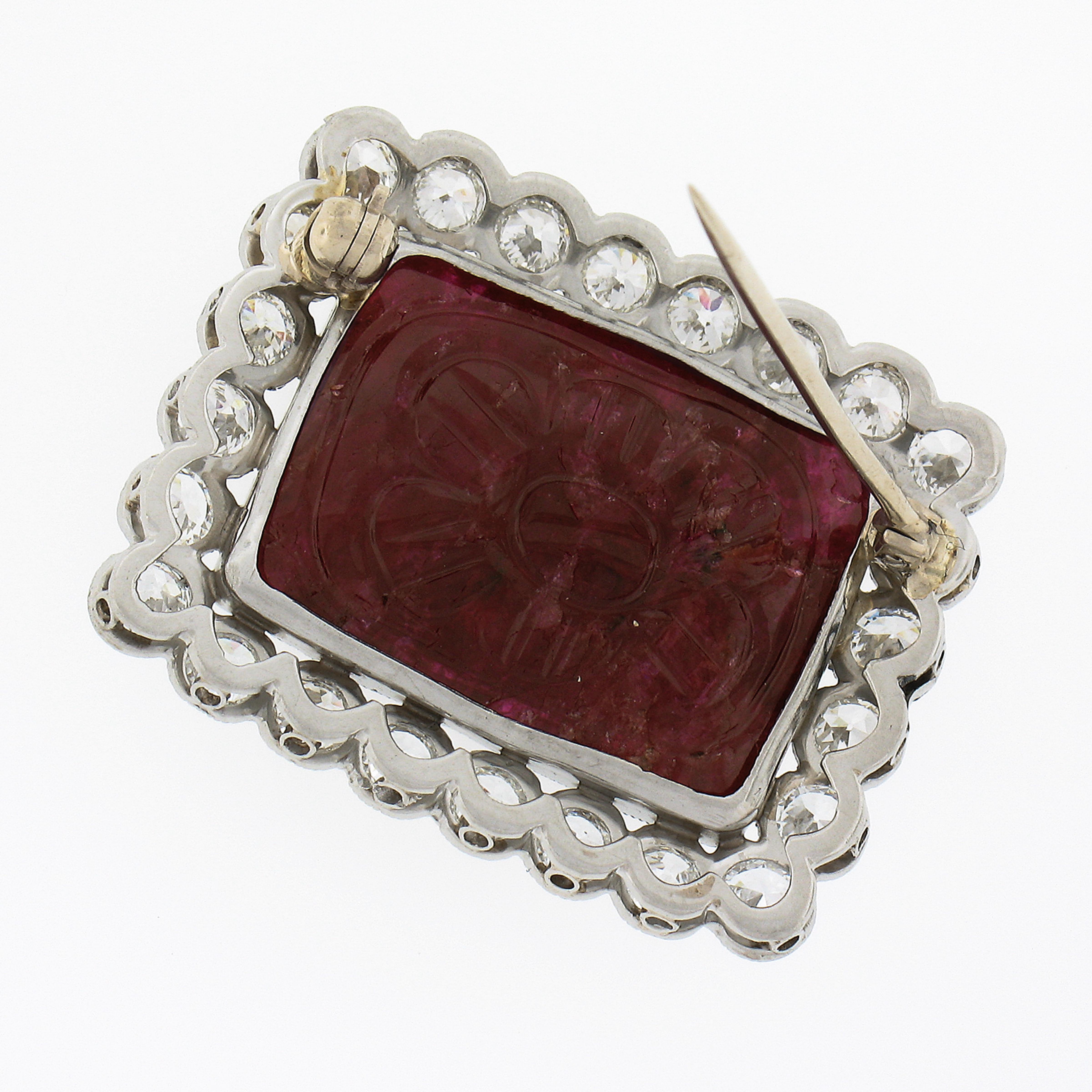 Taille vieille Europe Vieille broche en platine avec rubis sculpté à motifs floraux et halo de diamants européens de 2,88 carats en vente