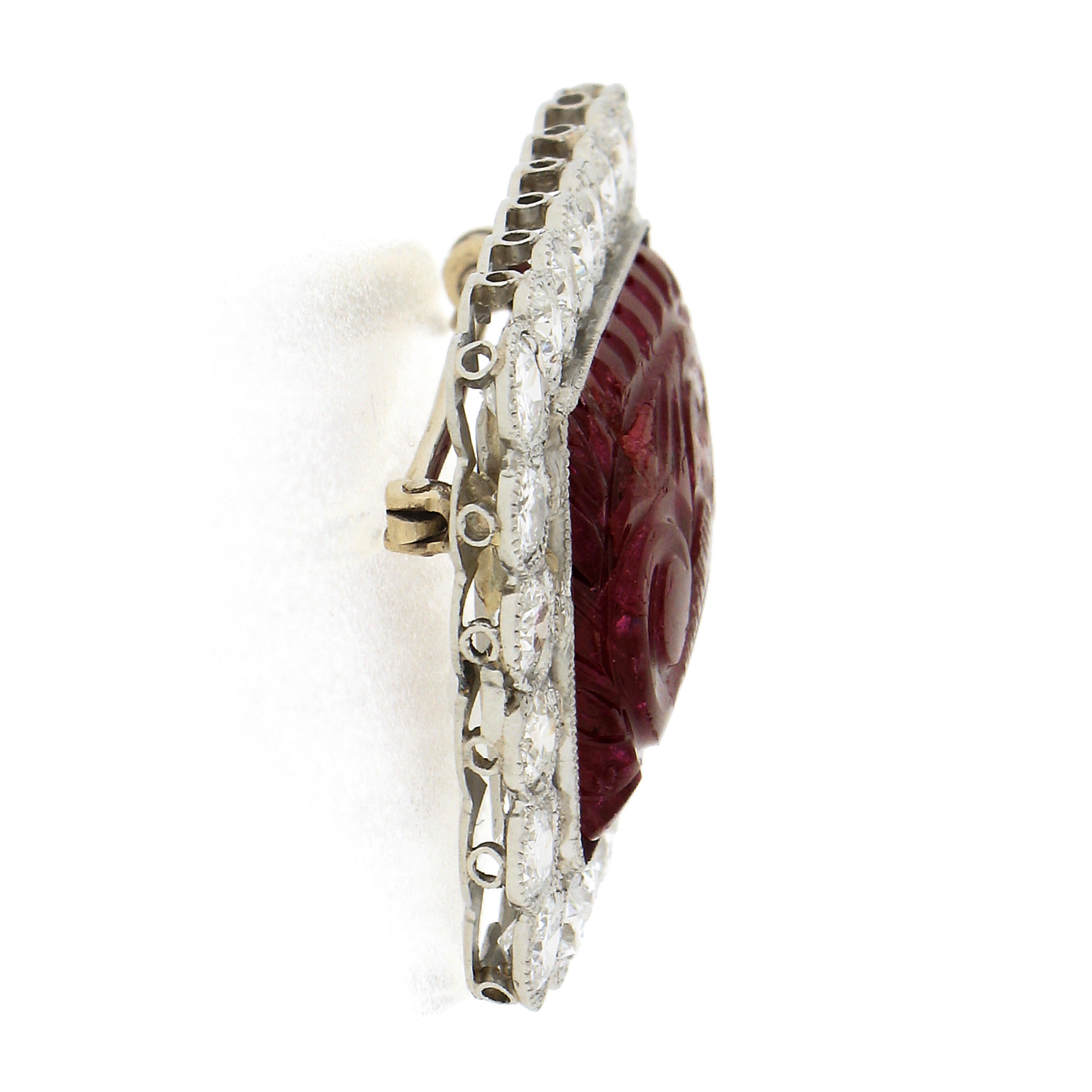Vieille broche en platine avec rubis sculpté à motifs floraux et halo de diamants européens de 2,88 carats Unisexe en vente