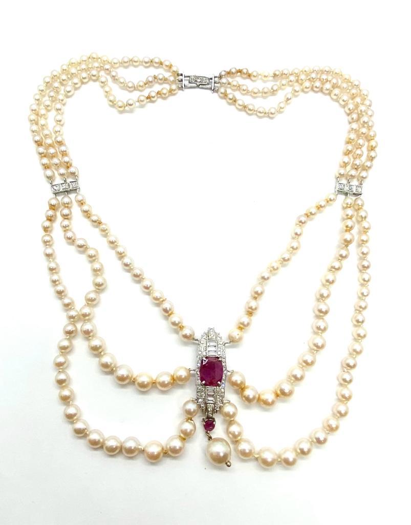 Elevate your jewelry collection with this stunning vintage platinum garland necklace set.  This necklace has 4-7mm pearls, 0.70 cts Baguette and Old Single Cuts, White and clean diamonds with approx 3 cts Cushion Ruby.  The necklace showcases a