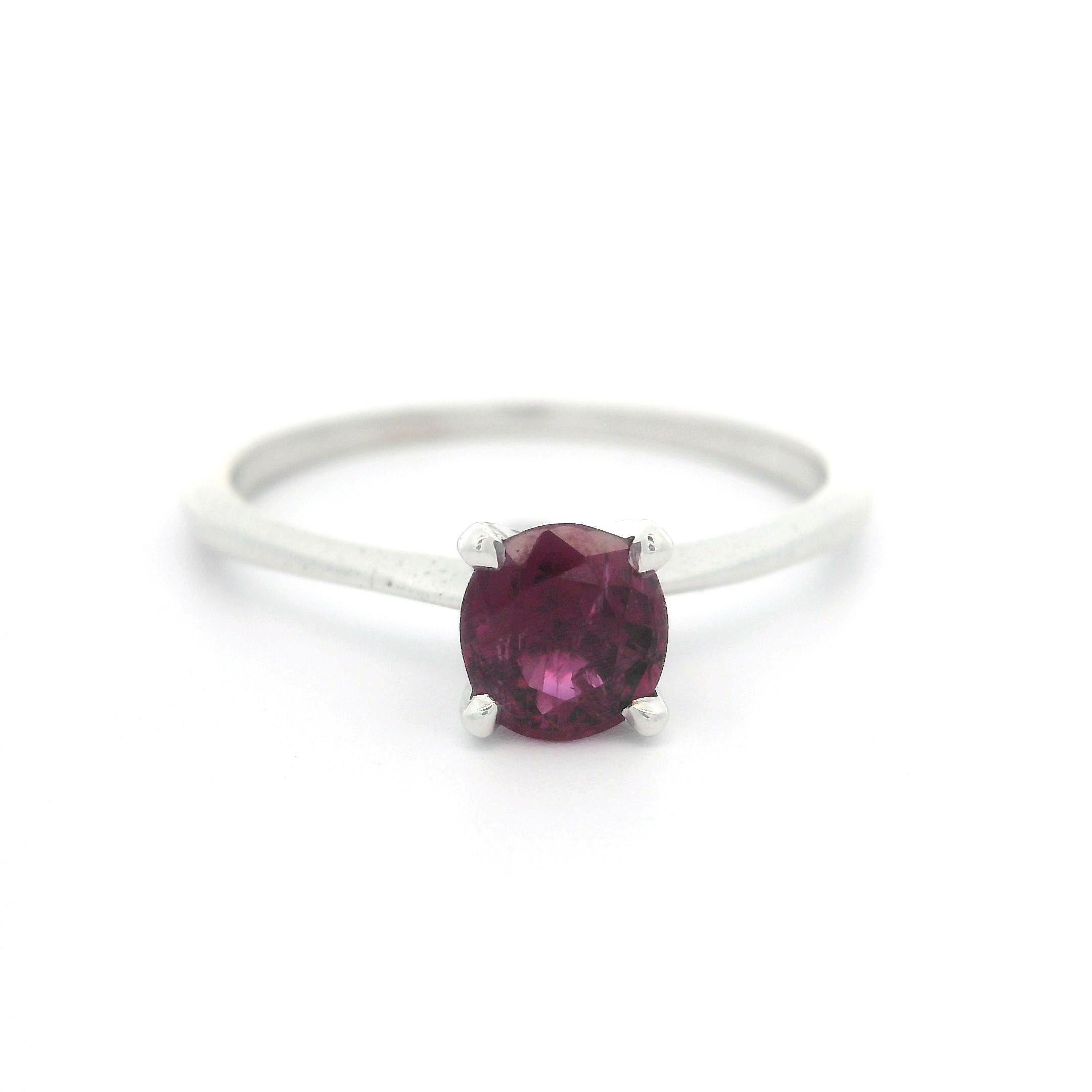 Vintage Platinum GIA 0.58ct Oval Cut Ruby Solitaire Petite Skinny Band Ring For Sale 1