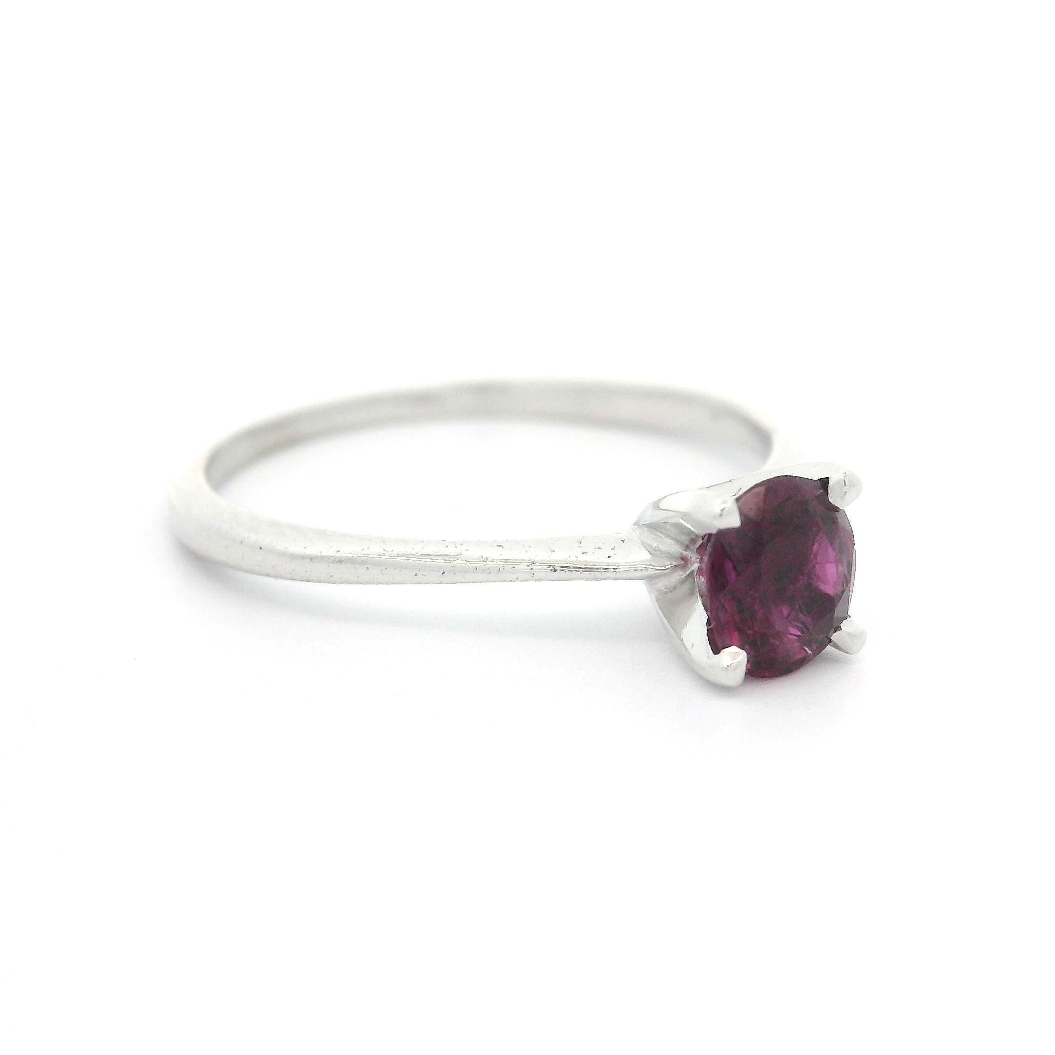 Vintage Platinum GIA 0.58ct Oval Cut Ruby Solitaire Petite Skinny Band Ring For Sale 2