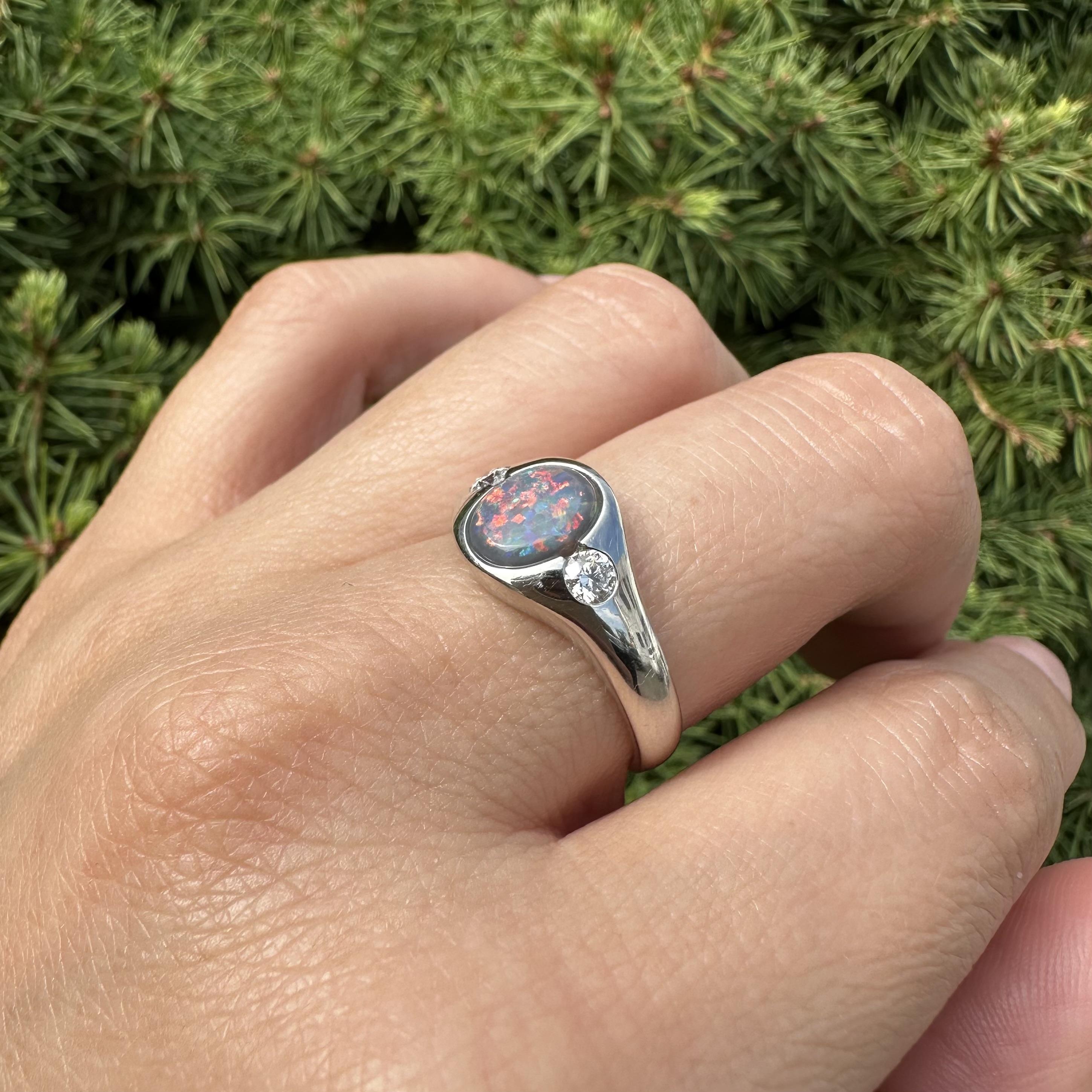 --Pietre: --
(1) Opale naturale autentico - taglio cabochon ovale - castone - colore grigio con un bel gioco di colori - 100% naturale - 8,30 x 6,65 x 2,88 mm / 1,05ct (esatto - timbrato)
**Vedi i dettagli della certificazione qui sotto per maggiori