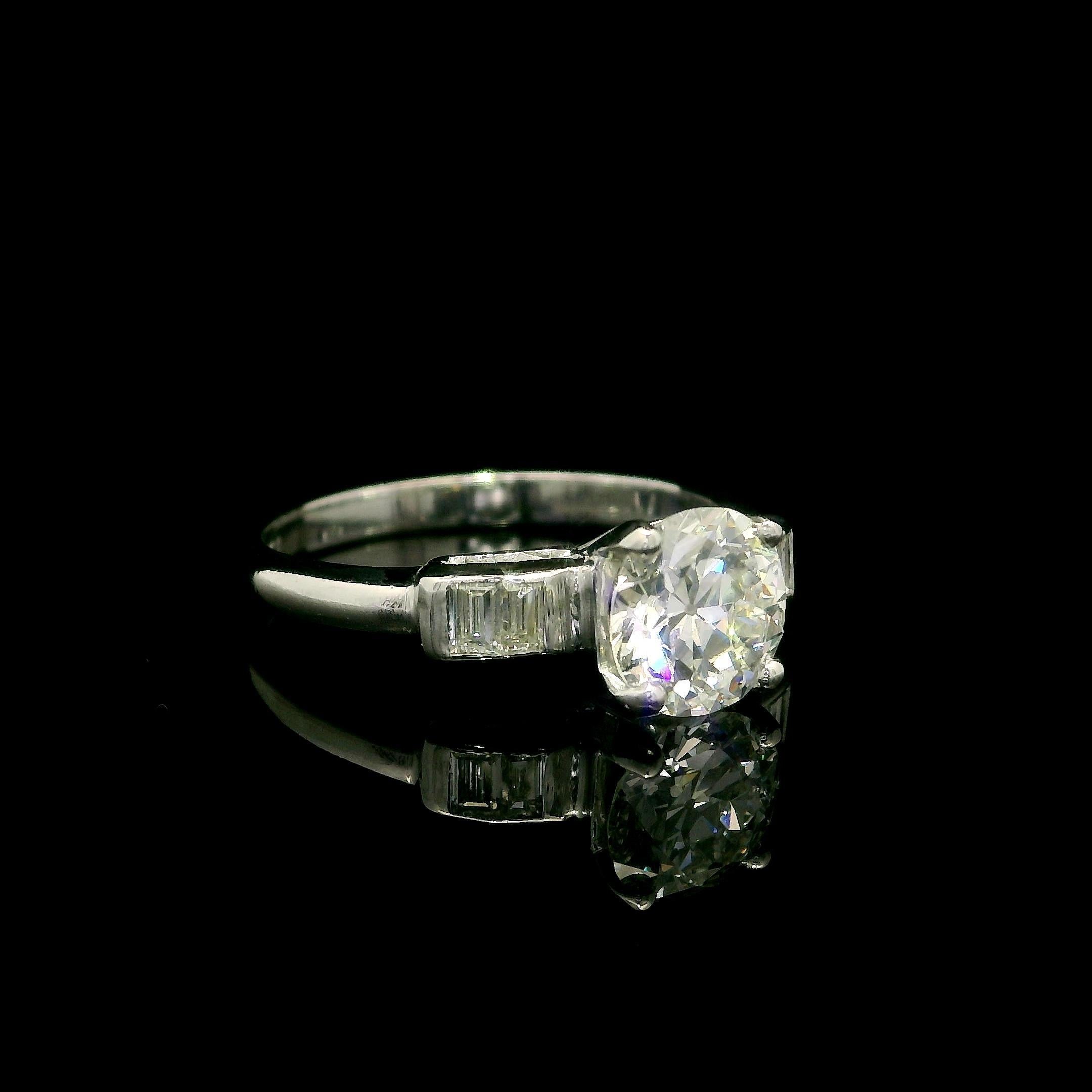 Taglio brillante Anello di fidanzamento vintage in platino GIA da 1,29ctw rotondo con lati a baguette in vendita
