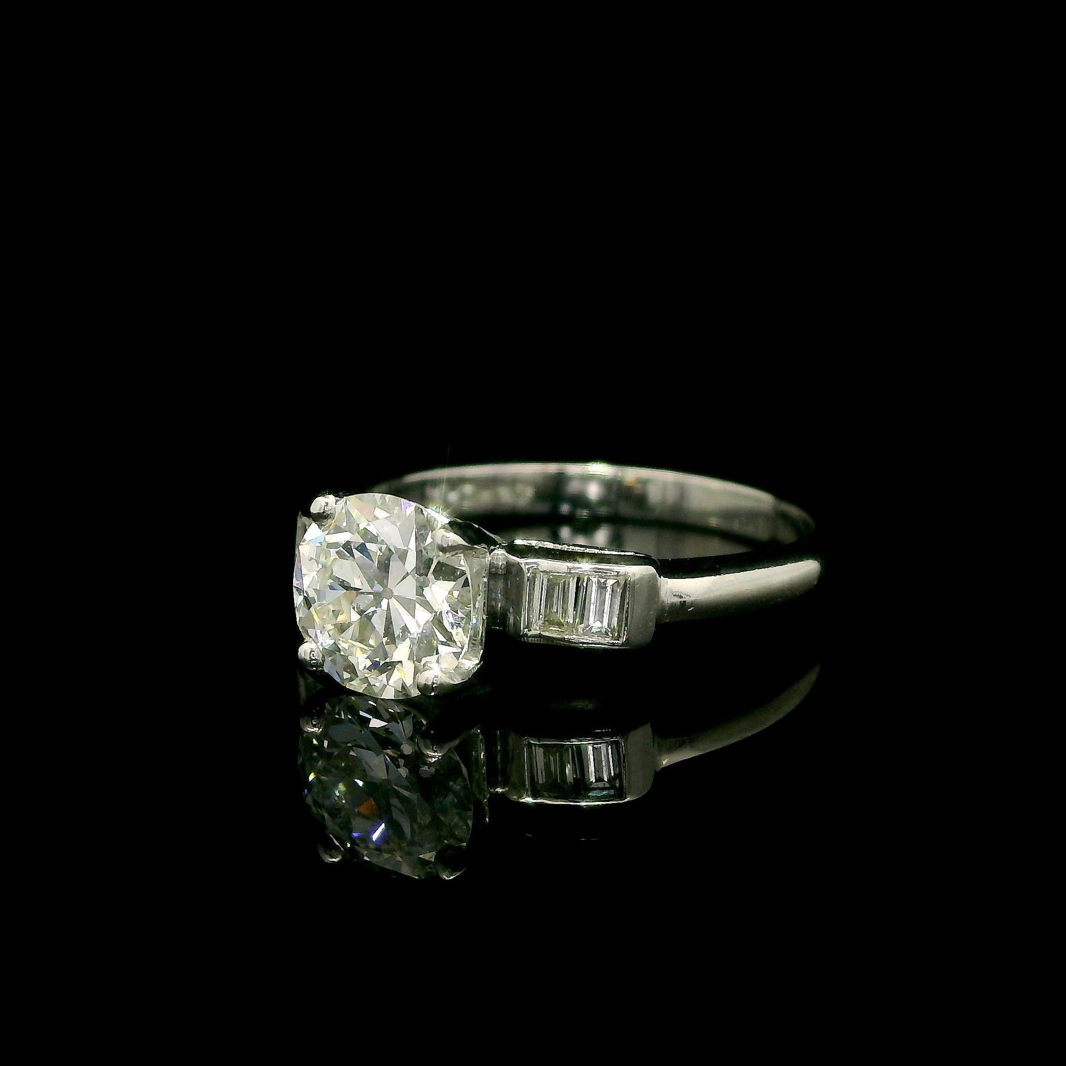 Anello di fidanzamento vintage in platino GIA da 1,29ctw rotondo con lati a baguette In condizioni ottime in vendita a Montclair, NJ