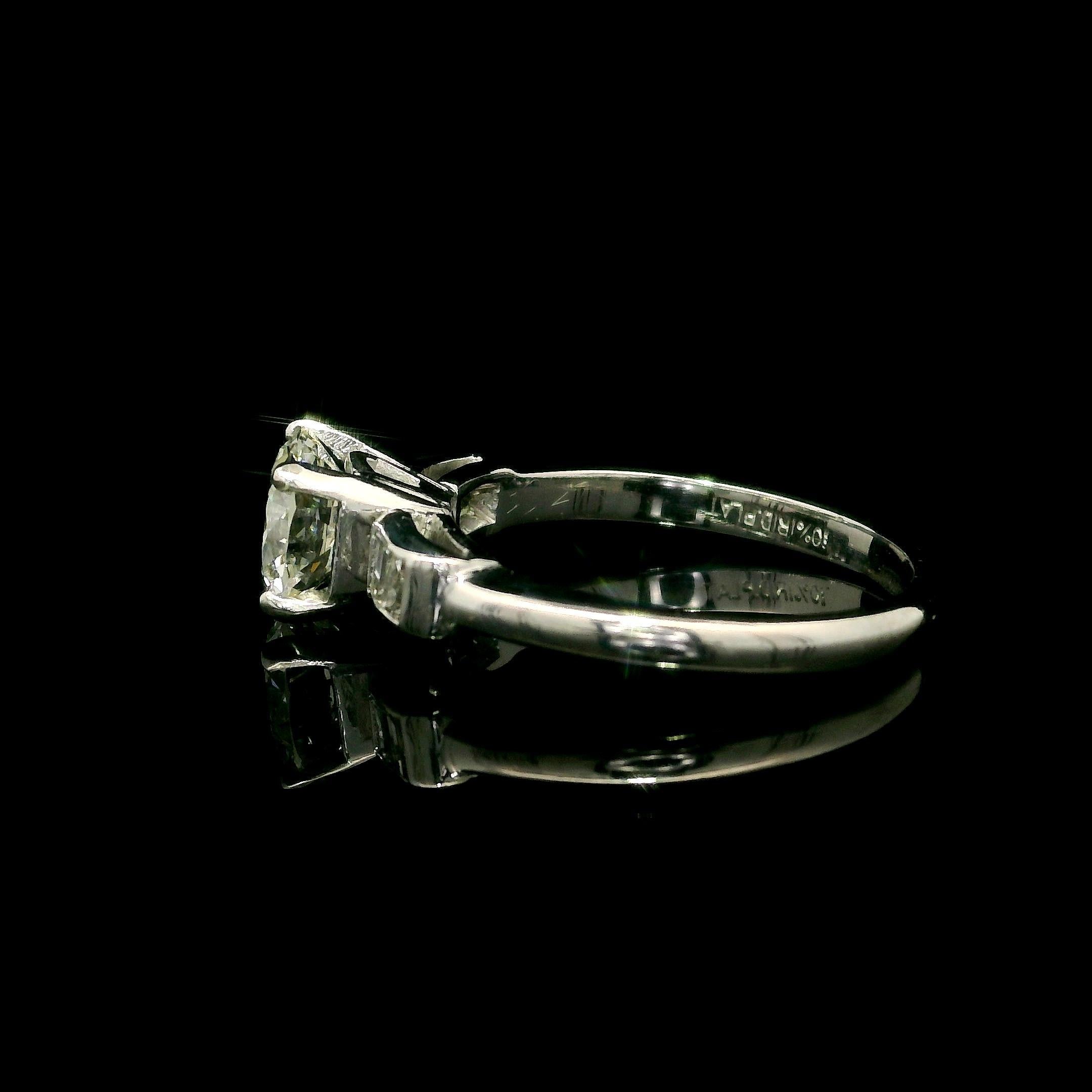 Anello di fidanzamento vintage in platino GIA da 1,29ctw rotondo con lati a baguette in vendita 1
