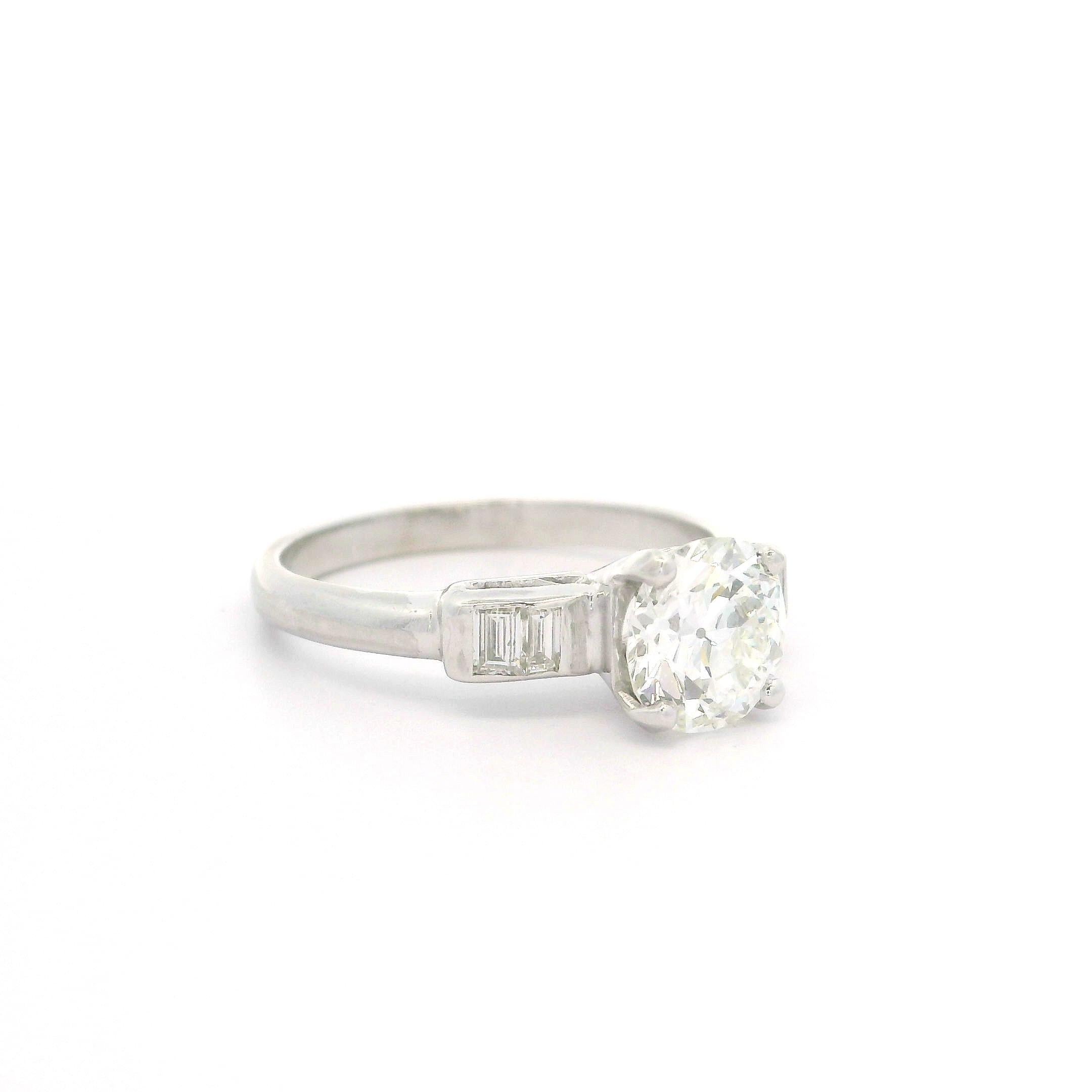 Anello di fidanzamento vintage in platino GIA da 1,29ctw rotondo con lati a baguette in vendita 3