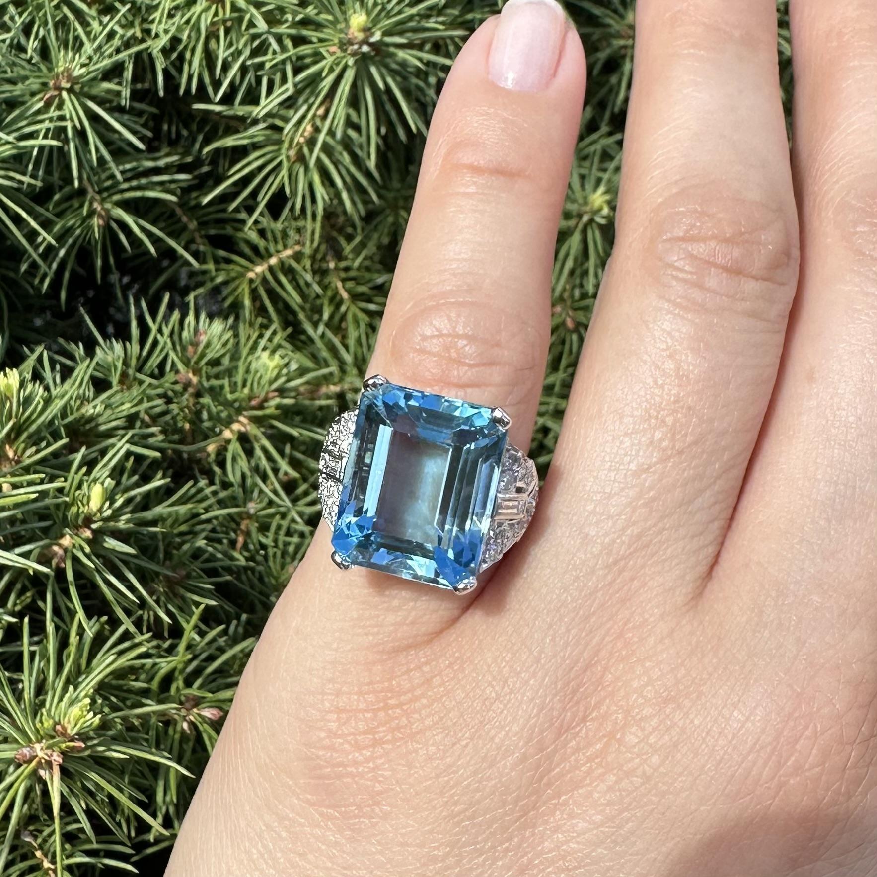 Anello vintage in platino GIA 13,35ctw Acquamarina Santa Maria BLU con diamanti laterali in vendita 6