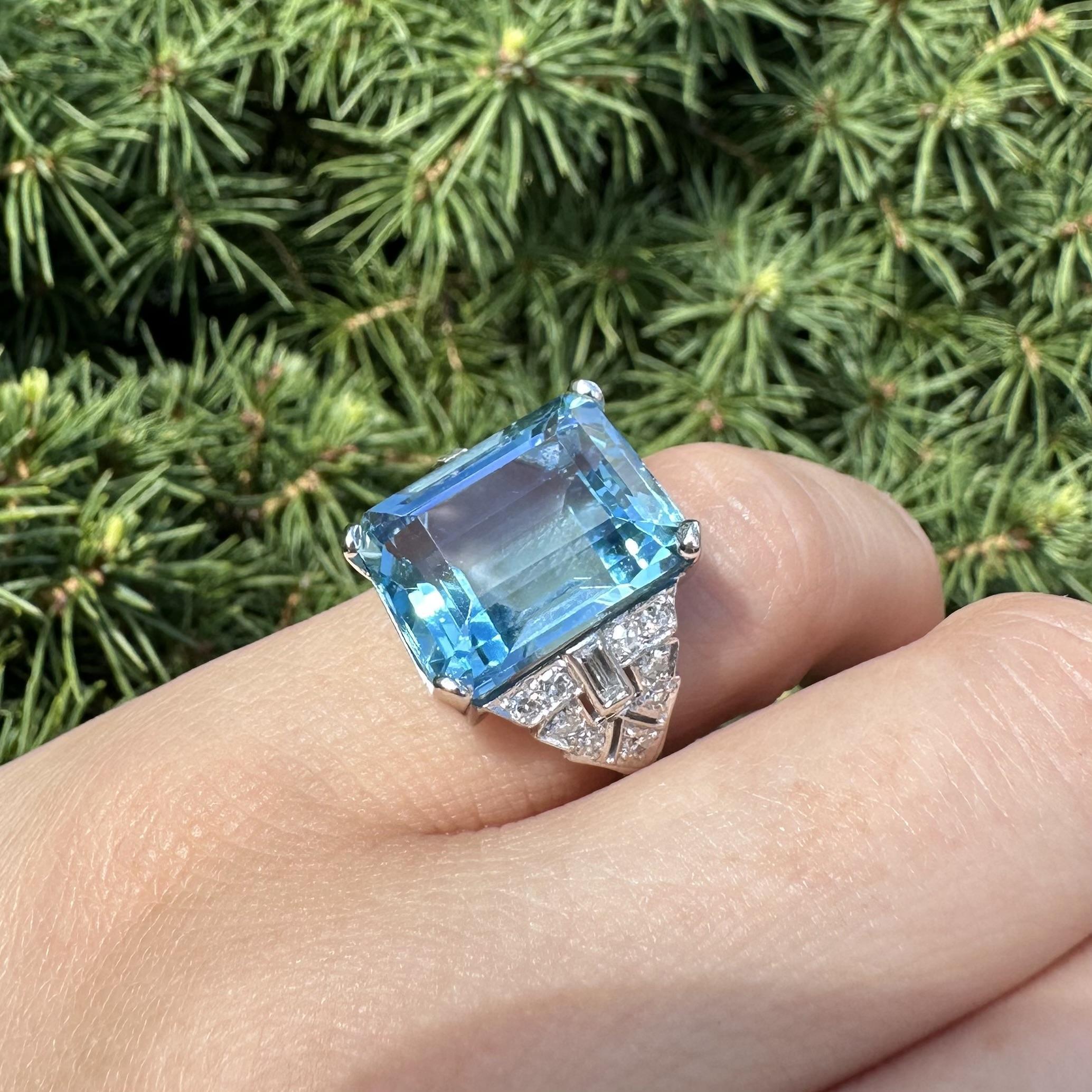 Anello vintage in platino GIA 13,35ctw Acquamarina Santa Maria BLU con diamanti laterali in vendita 7