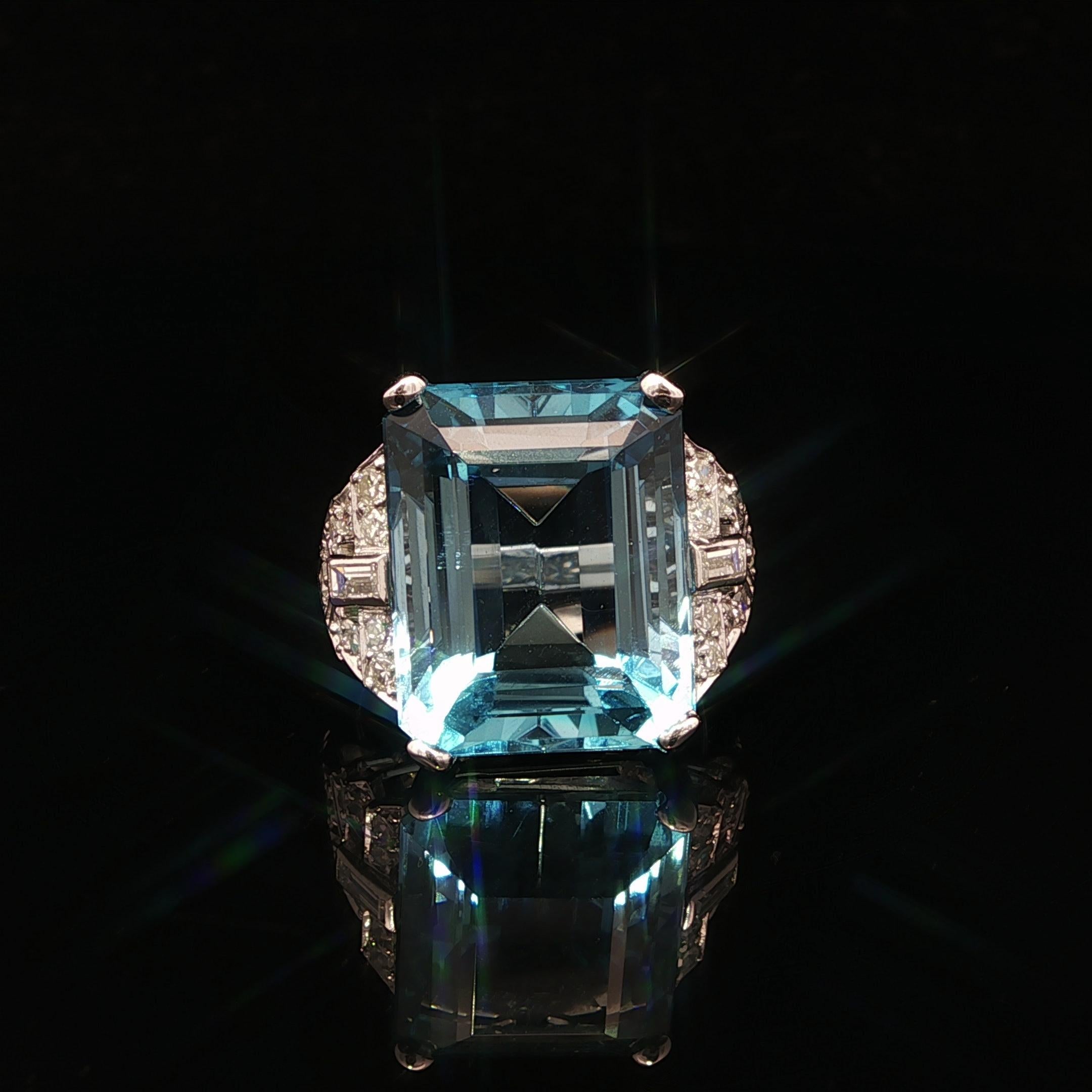 --Pietre: --
(1) Acquamarina naturale autentica - Acquamarina Santa Maria - Taglio ottagonale a gradini - Incastonatura - Colore blu ricco e molto fine - 12,9 carati (circa)
*Vedi informazioni sulla certificazione qui sotto*.
(20) Diamanti naturali