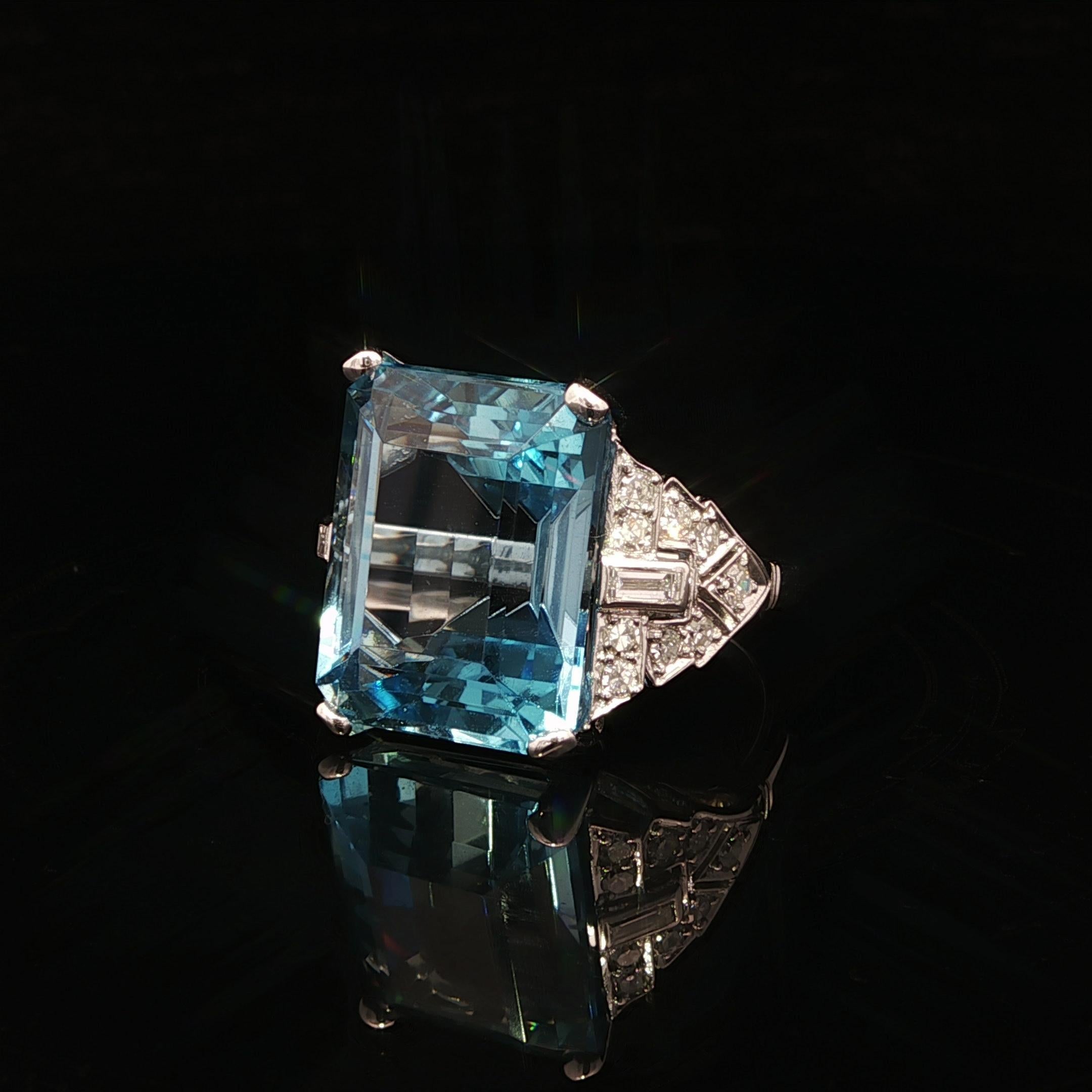 Anello vintage in platino GIA 13,35ctw Acquamarina Santa Maria BLU con diamanti laterali In condizioni ottime in vendita a Montclair, NJ
