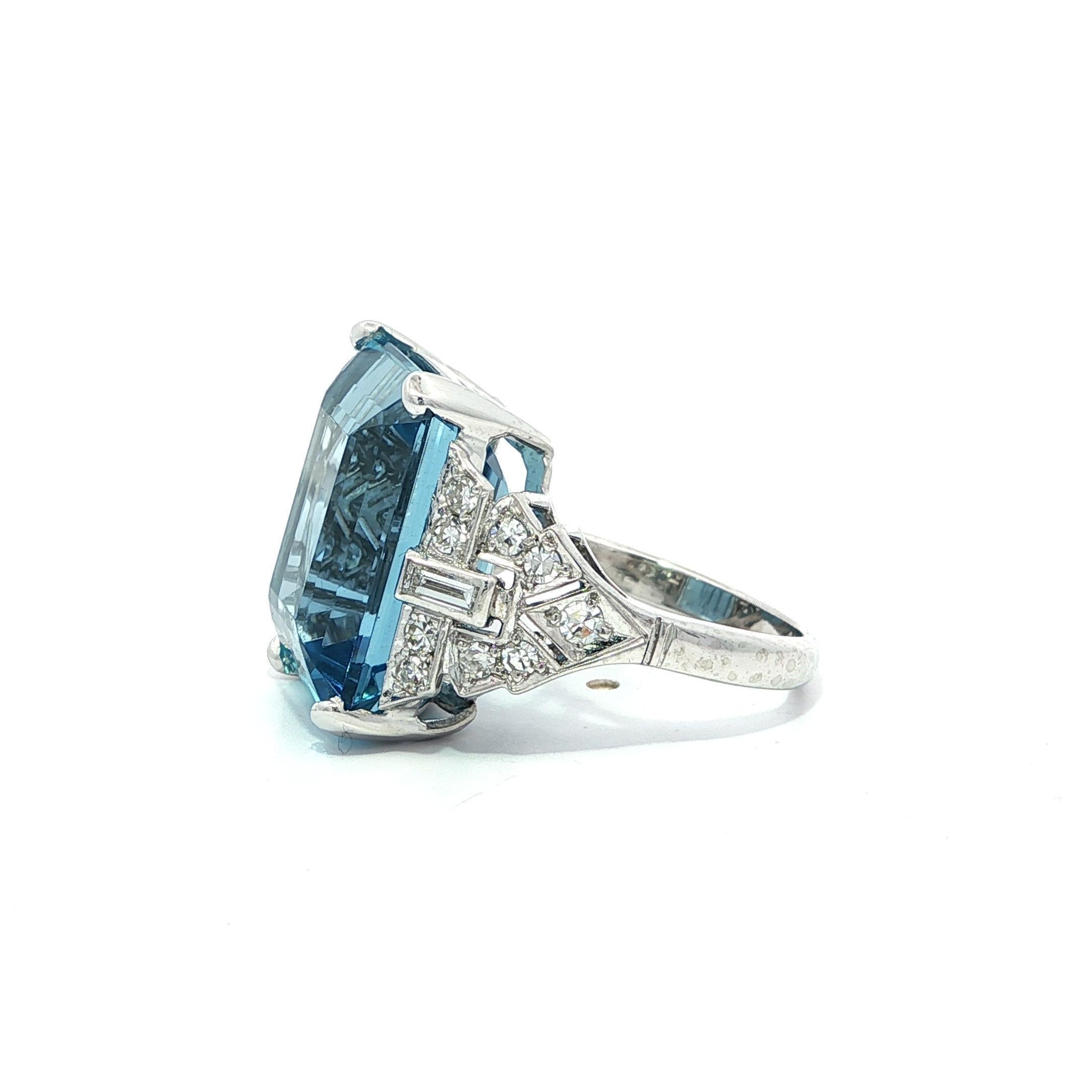 Donna Anello vintage in platino GIA 13,35ctw Acquamarina Santa Maria BLU con diamanti laterali in vendita