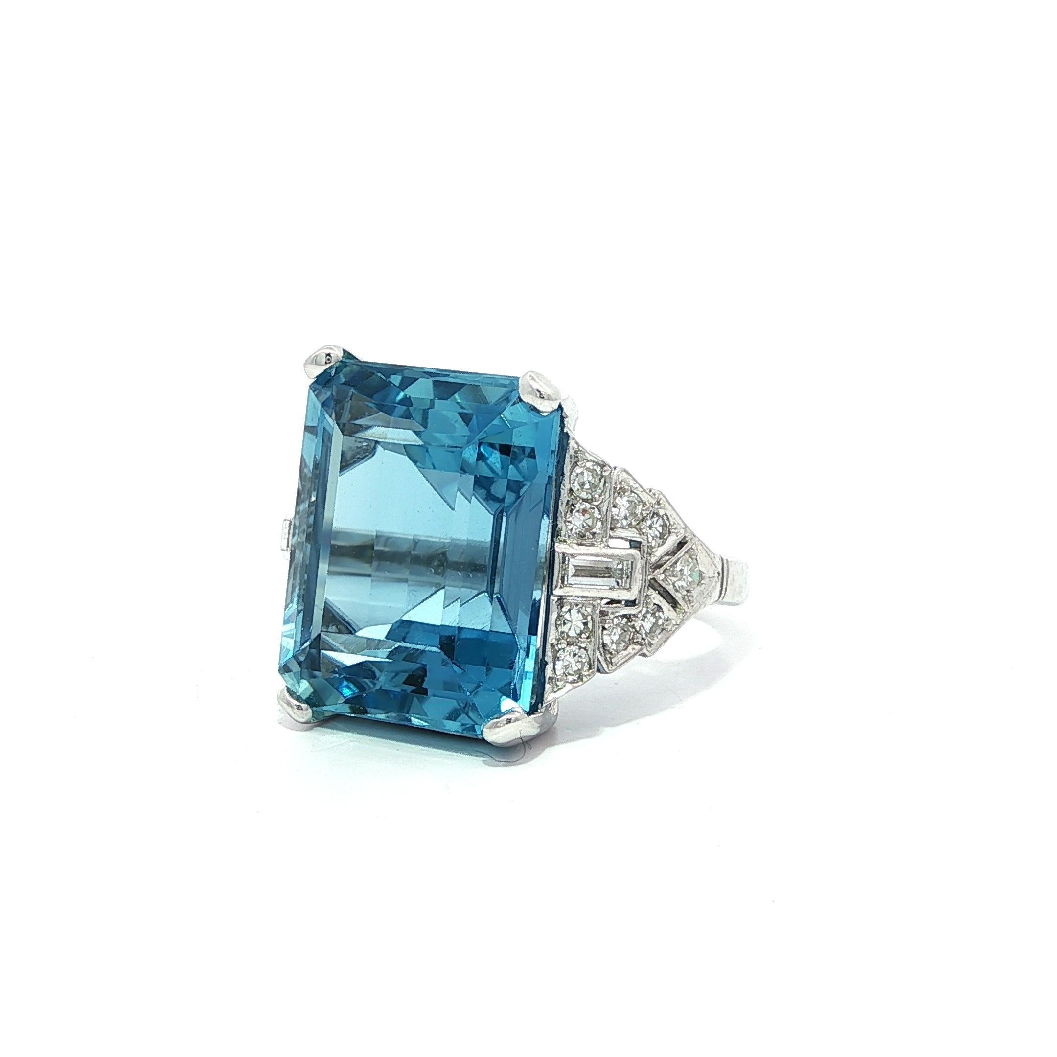 Anello vintage in platino GIA 13,35ctw Acquamarina Santa Maria BLU con diamanti laterali in vendita 1
