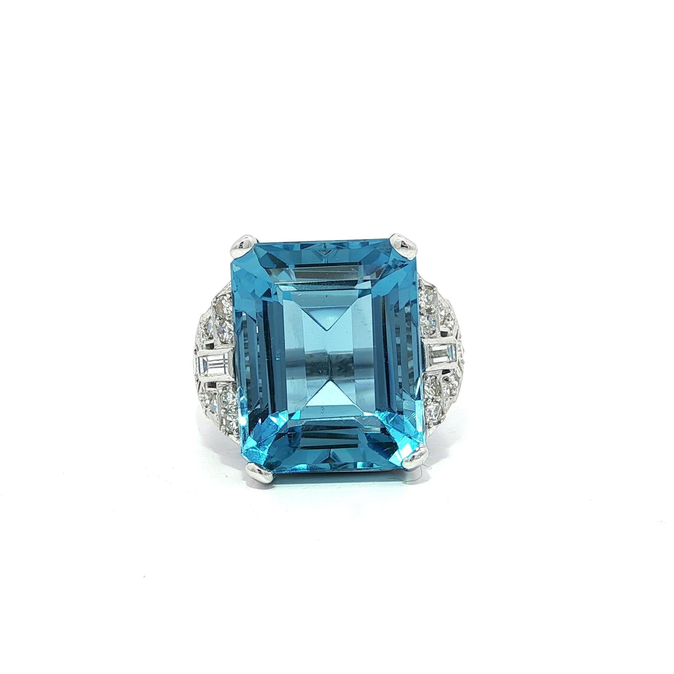 Anello vintage in platino GIA 13,35ctw Acquamarina Santa Maria BLU con diamanti laterali in vendita 2