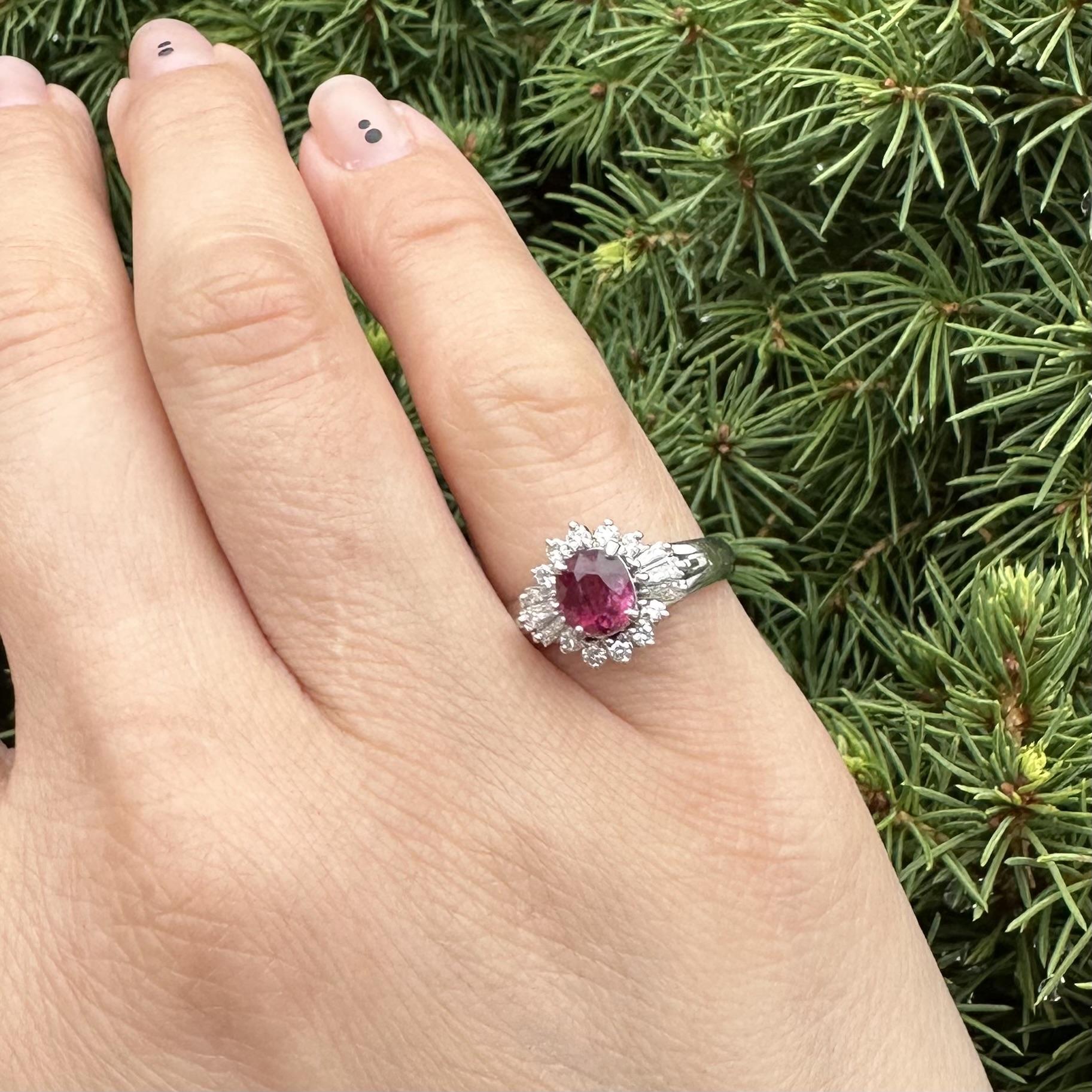 Anello Vintage in platino GIA 1,37ctw senza calore con rubino cuscino e diamante Mini Ballerina in vendita 5
