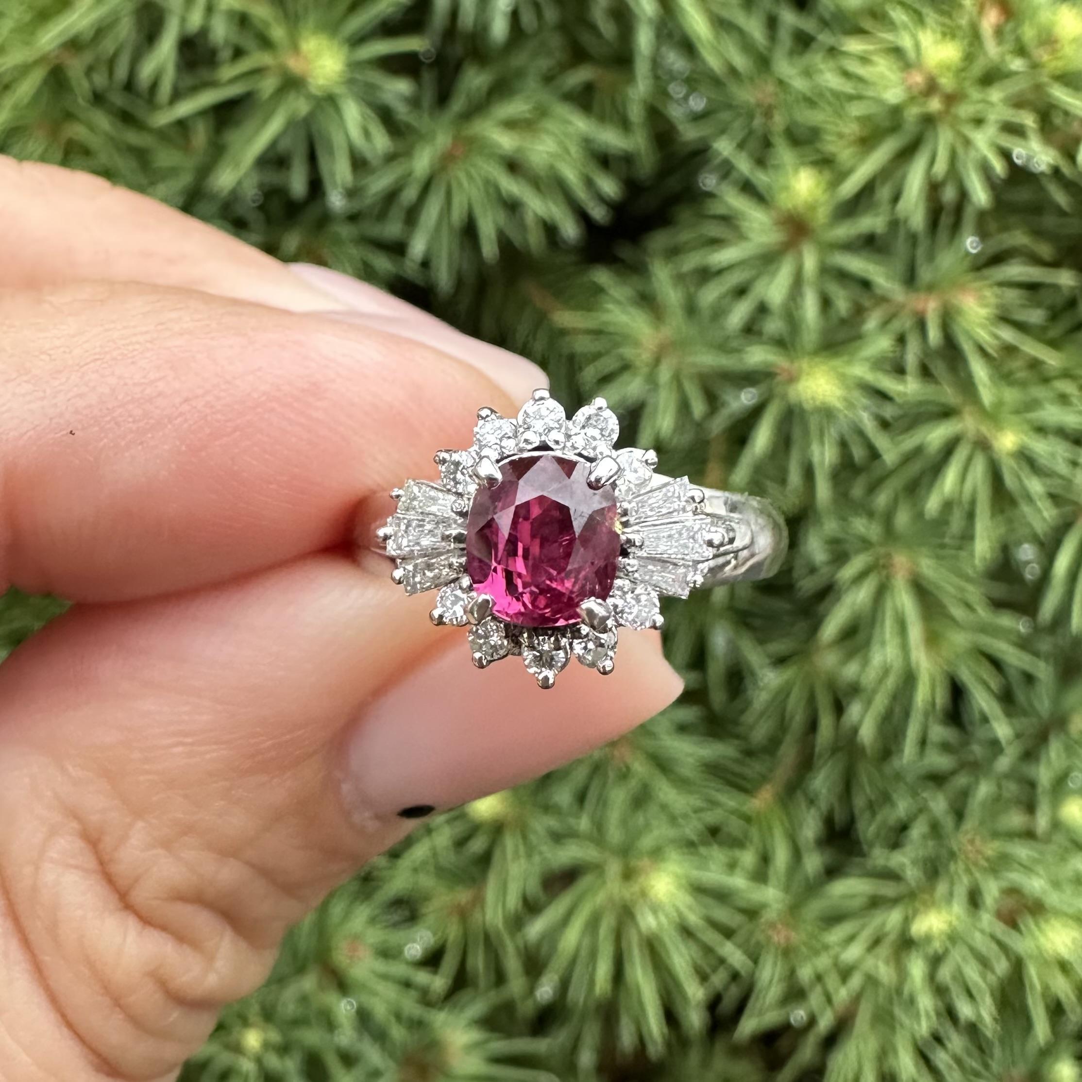 Anello Vintage in platino GIA 1,37ctw senza calore con rubino cuscino e diamante Mini Ballerina in vendita 6