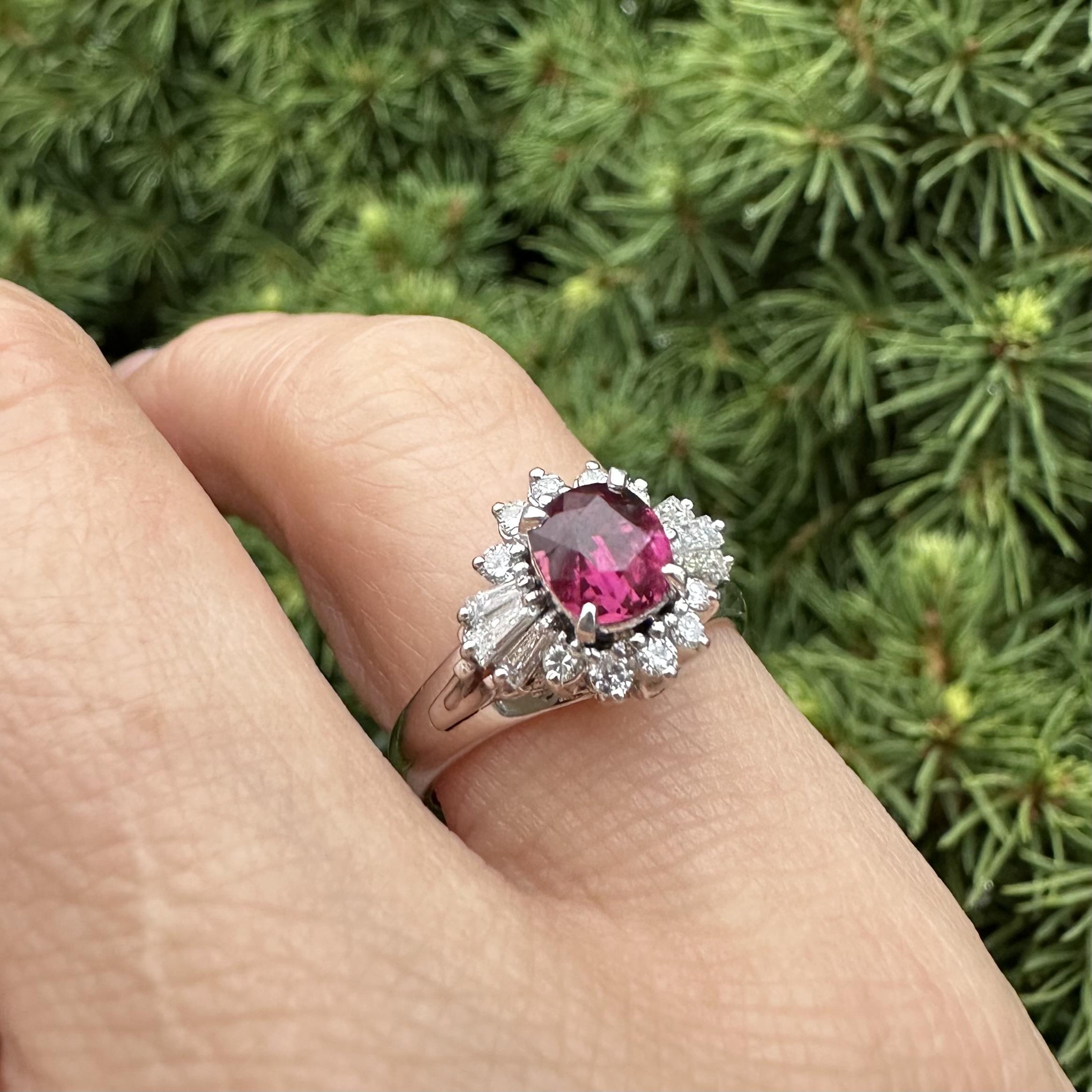 Anello Vintage in platino GIA 1,37ctw senza calore con rubino cuscino e diamante Mini Ballerina in vendita 8