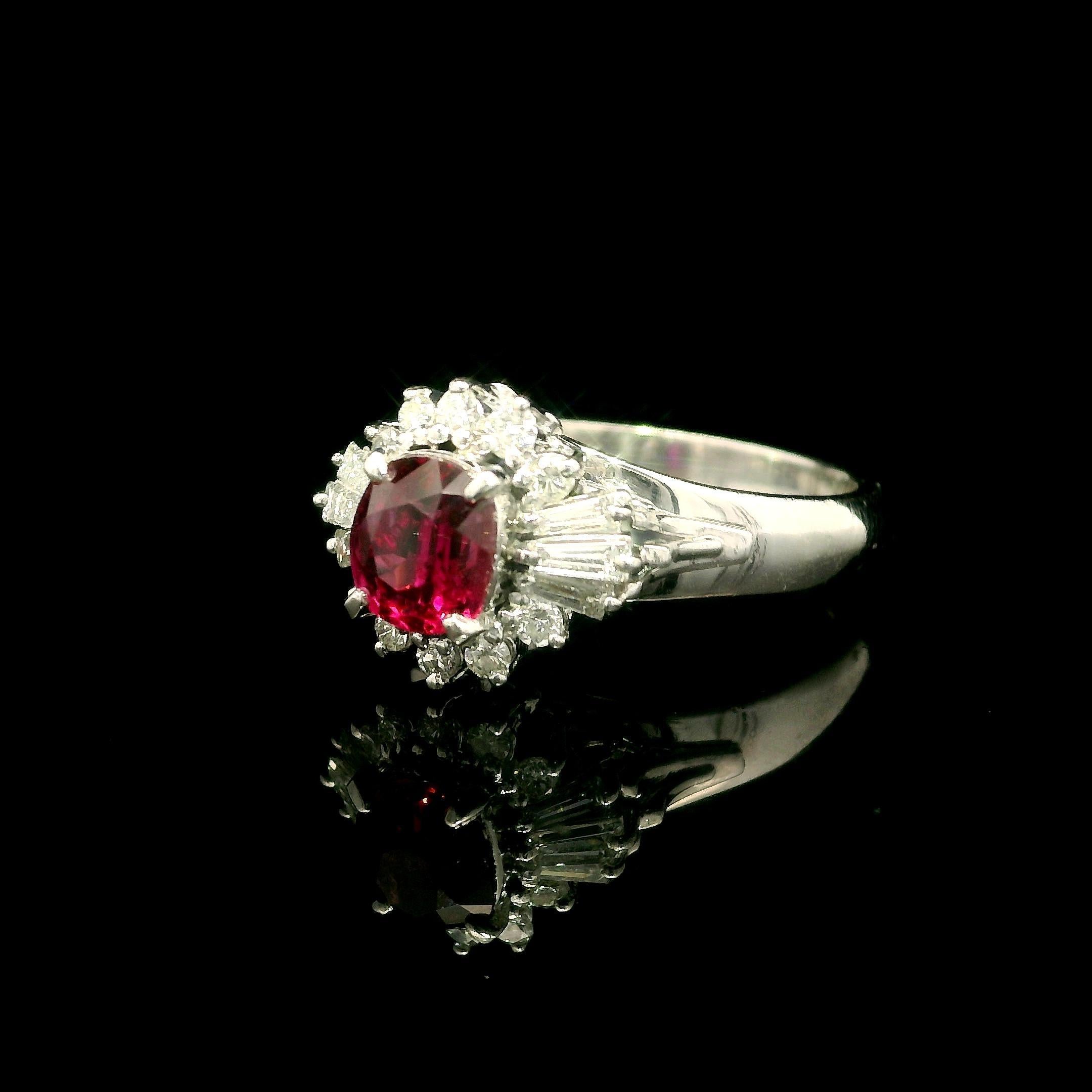 Taglio cuscino Anello Vintage in platino GIA 1,37ctw senza calore con rubino cuscino e diamante Mini Ballerina in vendita