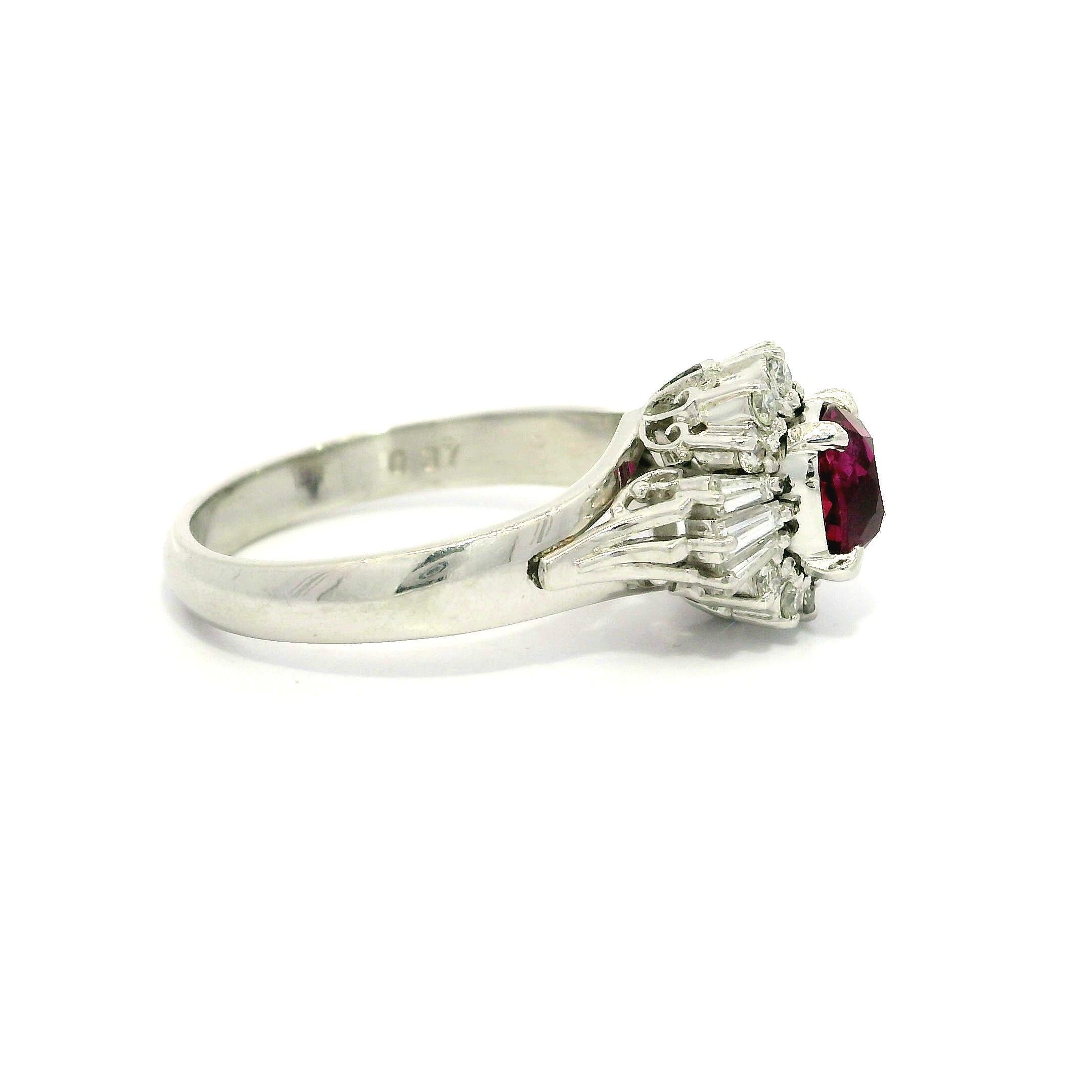 Anello Vintage in platino GIA 1,37ctw senza calore con rubino cuscino e diamante Mini Ballerina in vendita 2