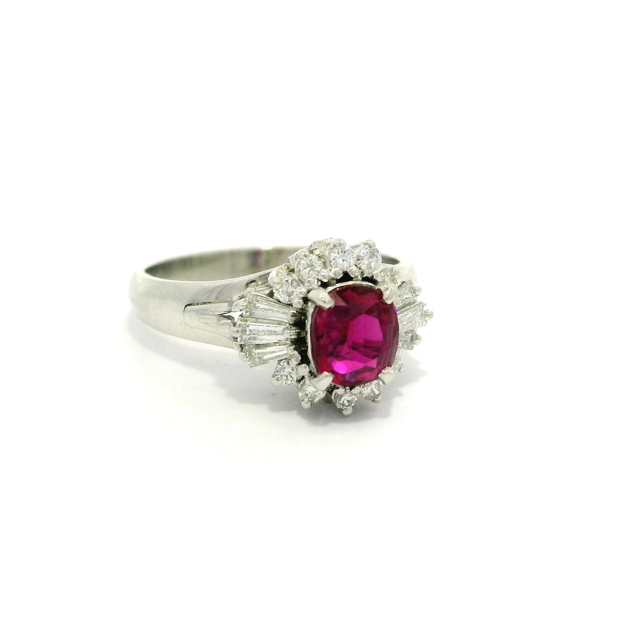 Anello Vintage in platino GIA 1,37ctw senza calore con rubino cuscino e diamante Mini Ballerina in vendita 4