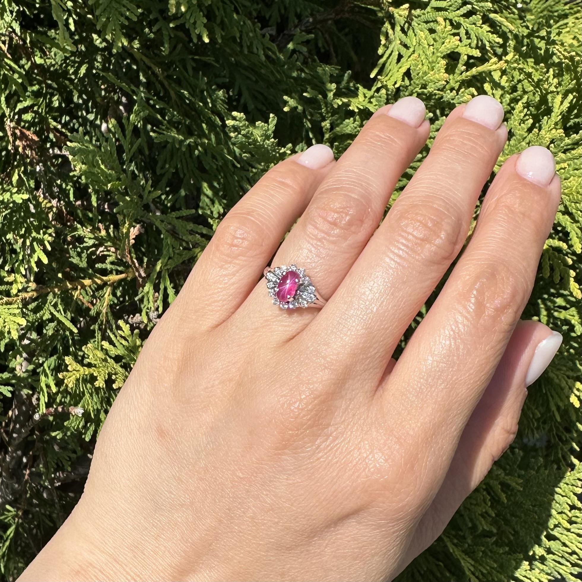 Anillo vintage de platino GIA de 1,47 ctw de rubí estrella de Birmania de alta calidad con diamantes en venta 5