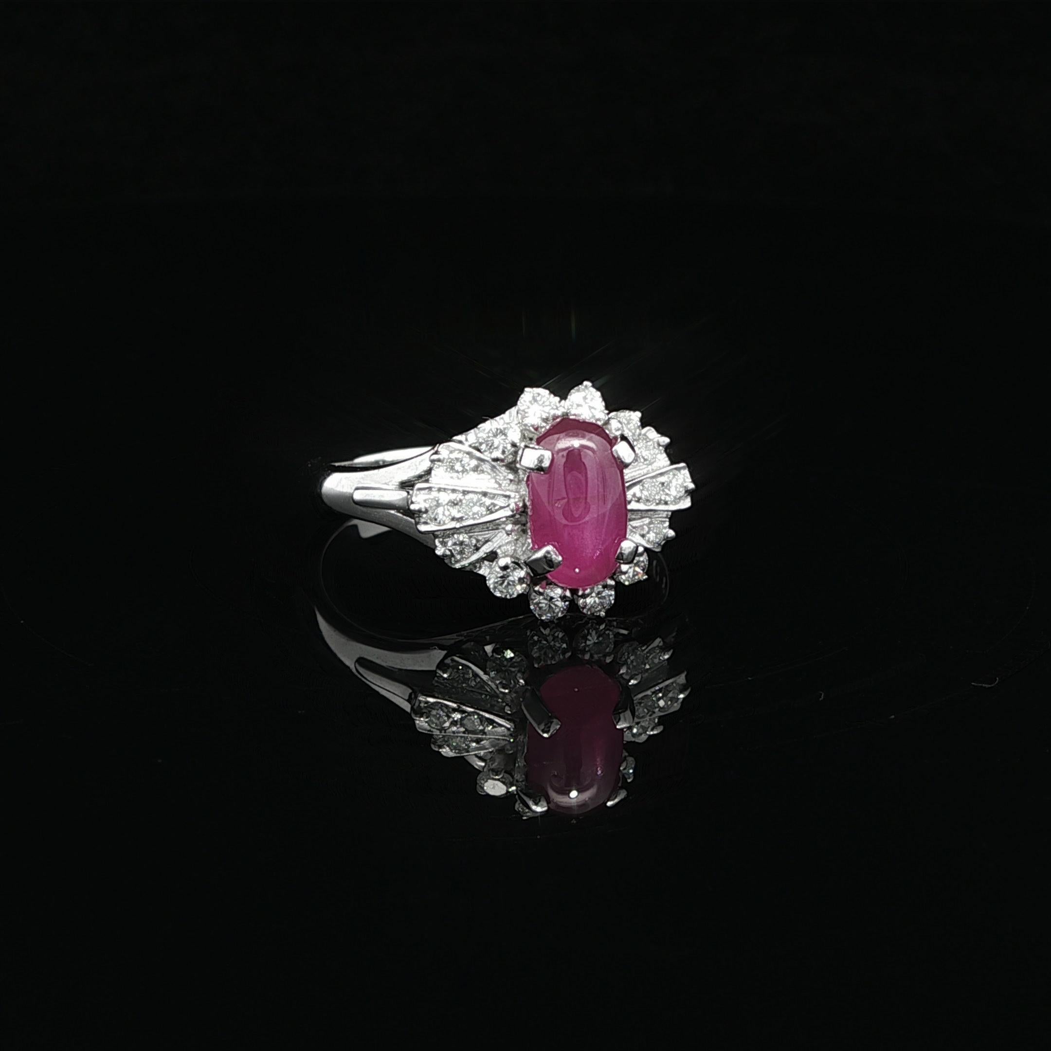 Anillo vintage de platino GIA de 1,47 ctw de rubí estrella de Birmania de alta calidad con diamantes Cabujón en venta