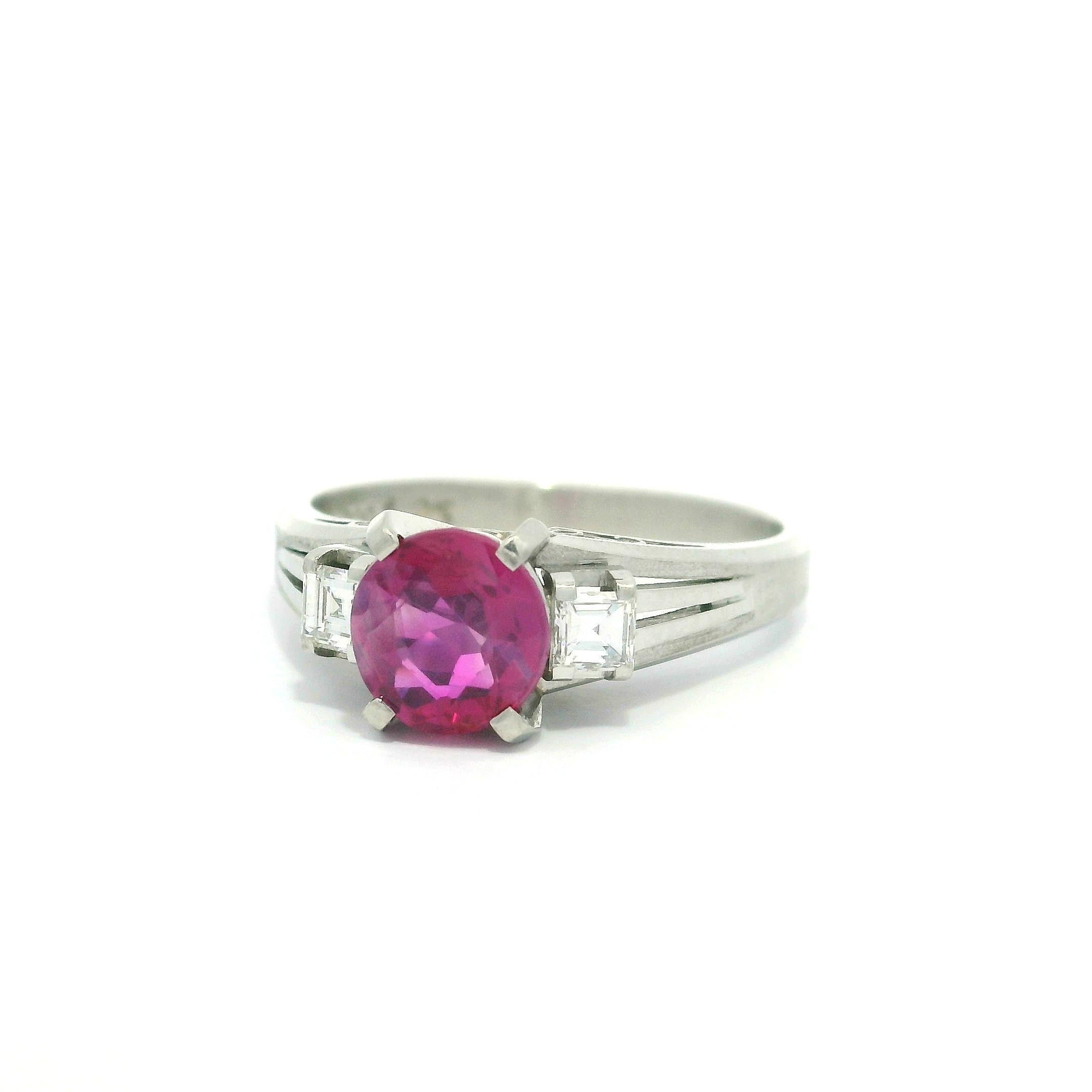 Anello vintage in platino GIA 1,47ctw ovale senza calore con rubino di Birmania e diamante a gradini quadrati in vendita 8