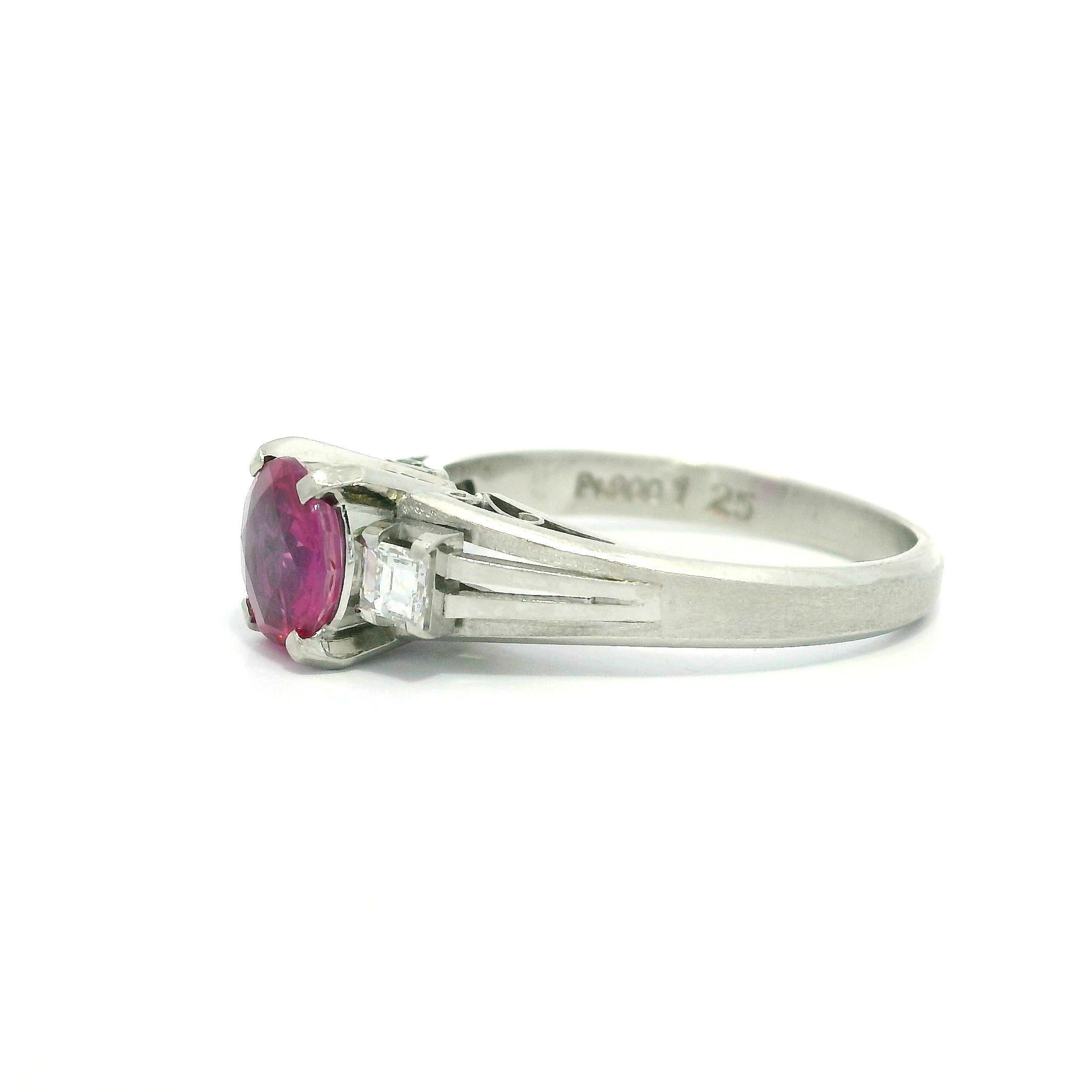 Anello vintage in platino GIA 1,47ctw ovale senza calore con rubino di Birmania e diamante a gradini quadrati in vendita 9