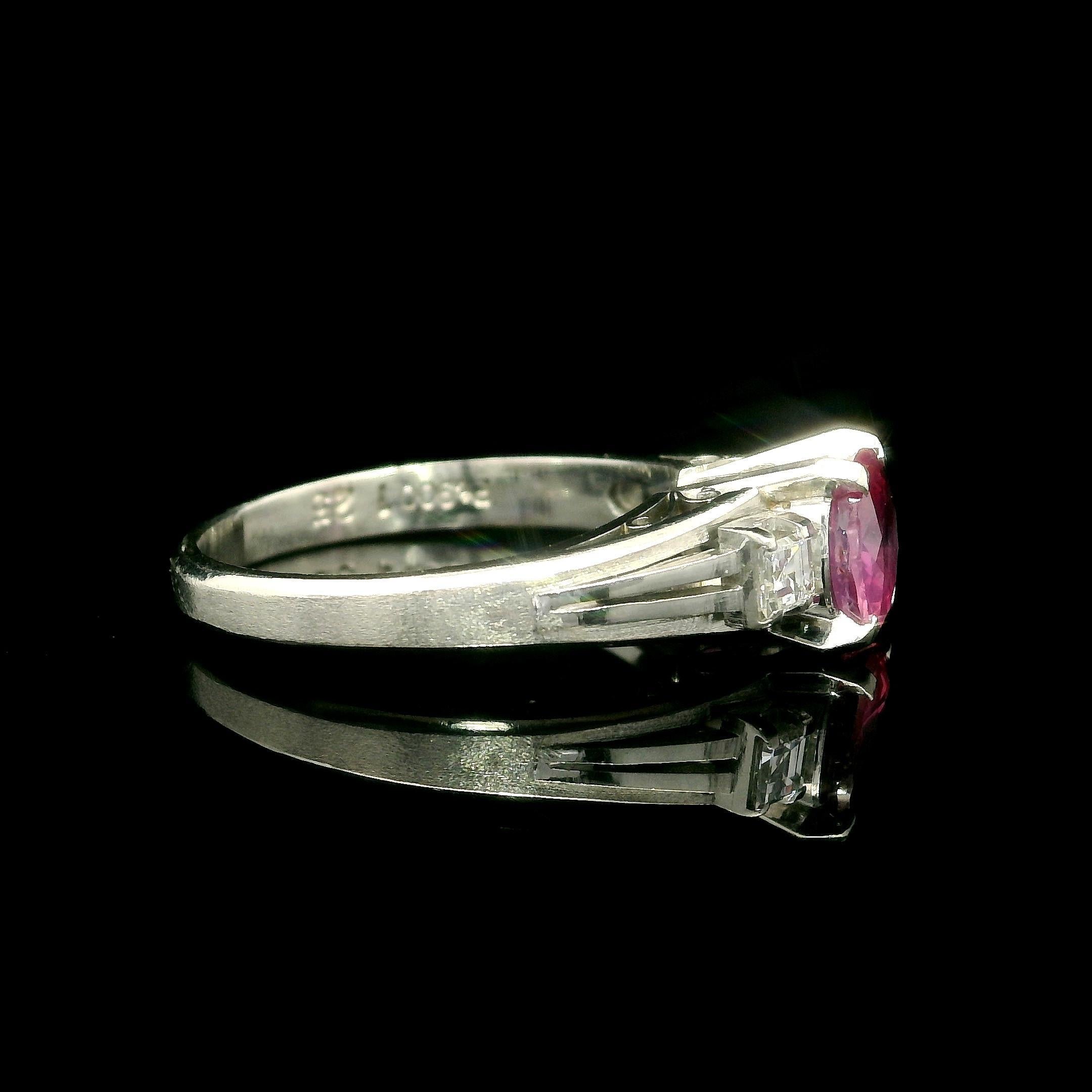 Anello vintage in platino GIA 1,47ctw ovale senza calore con rubino di Birmania e diamante a gradini quadrati in vendita 12