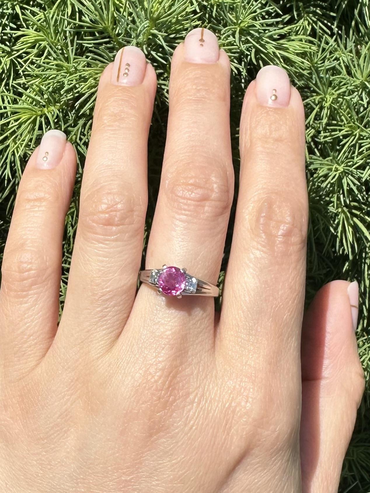 --Pietre: --
(1) Rubino naturale autentico - Vecchio taglio ovale rotondo - incastonato - colore rosa rosso - senza calore - Birmania - 1,25ct (timbro esatto)
** Vedere i dettagli della certificazione qui sotto per informazioni complete
(2) Diamanti