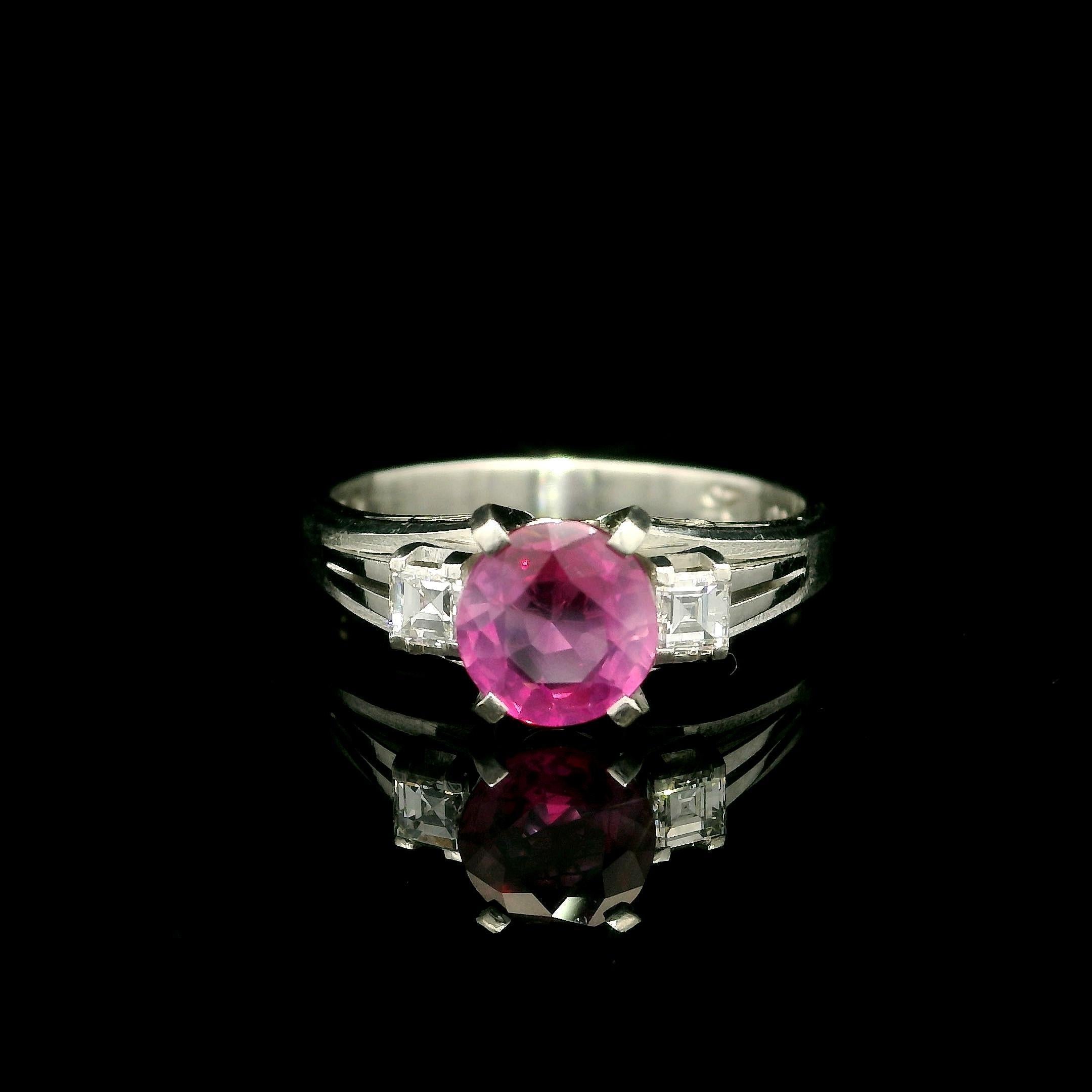 Anello vintage in platino GIA 1,47ctw ovale senza calore con rubino di Birmania e diamante a gradini quadrati In condizioni ottime in vendita a Montclair, NJ